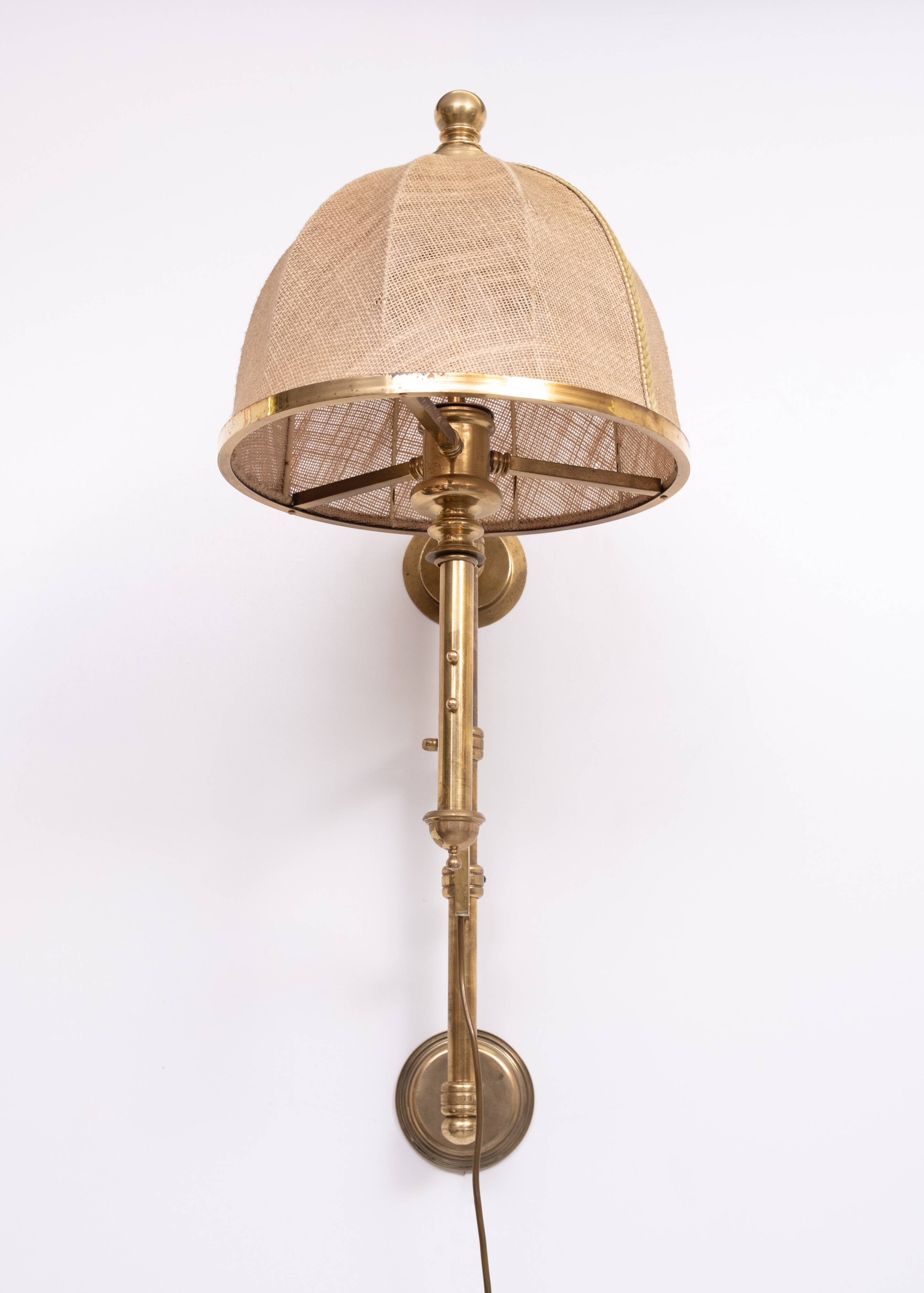 Applique murale à bras articulé en laiton réglable, abat-jour en toile de jute, Angleterre des années 1950