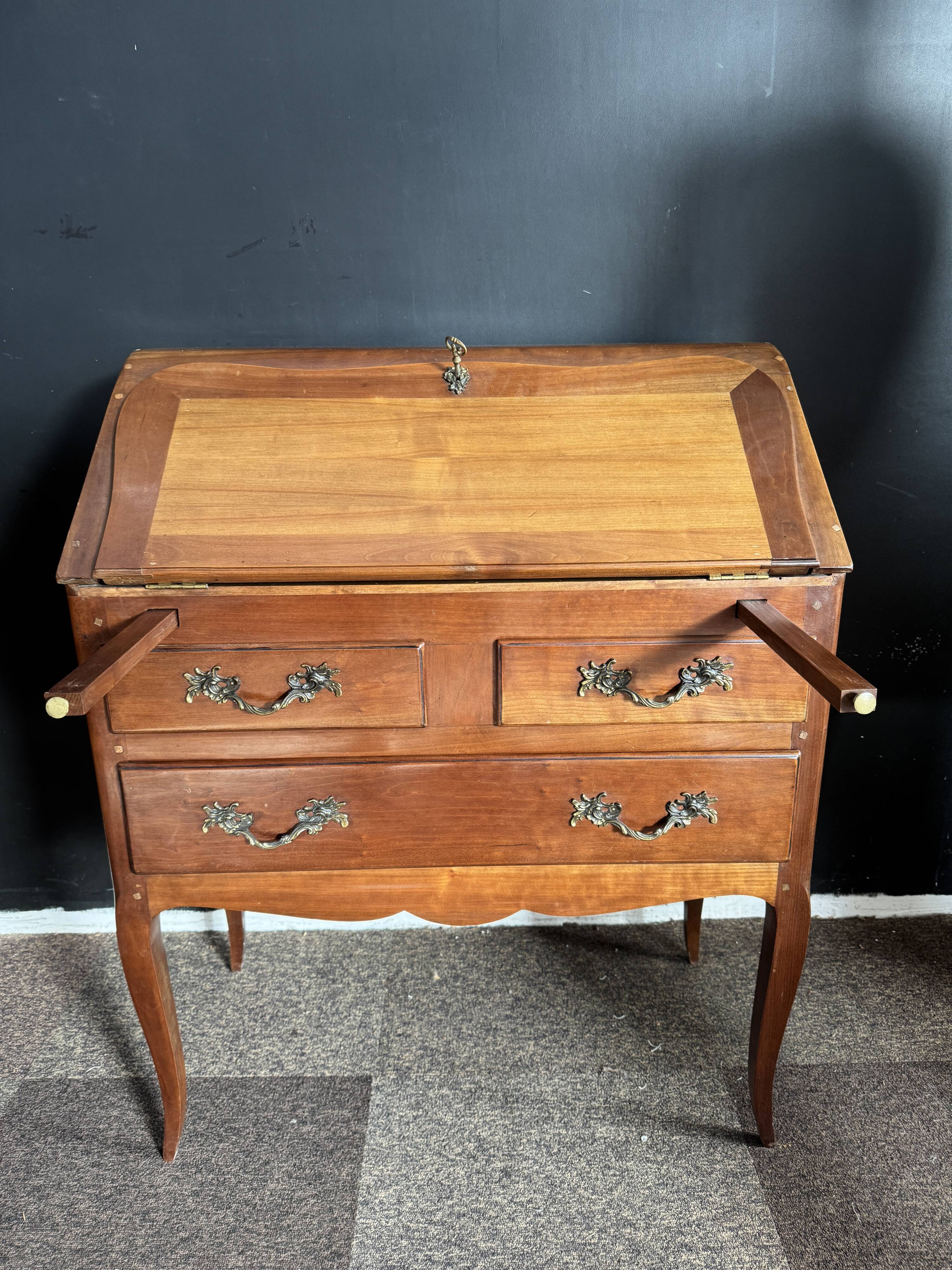 Slope desk / hump desk