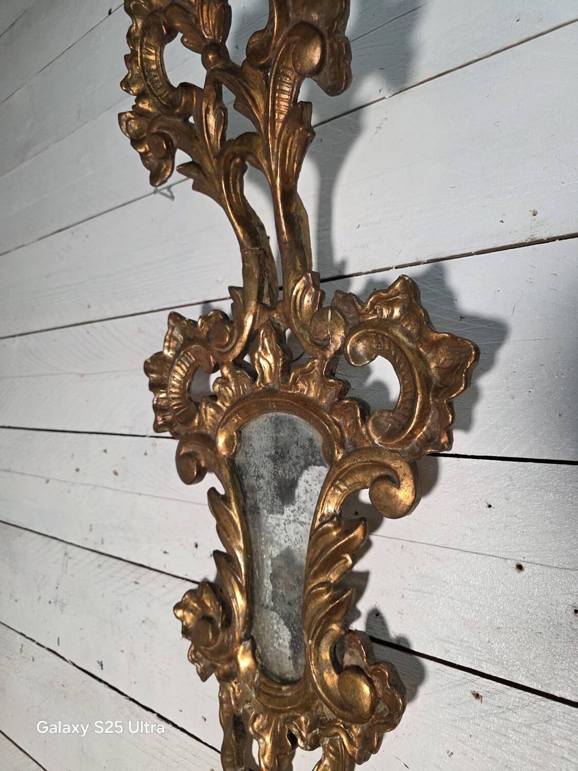 Italian mirror in gilded wood with gold leaf from the 18th century.