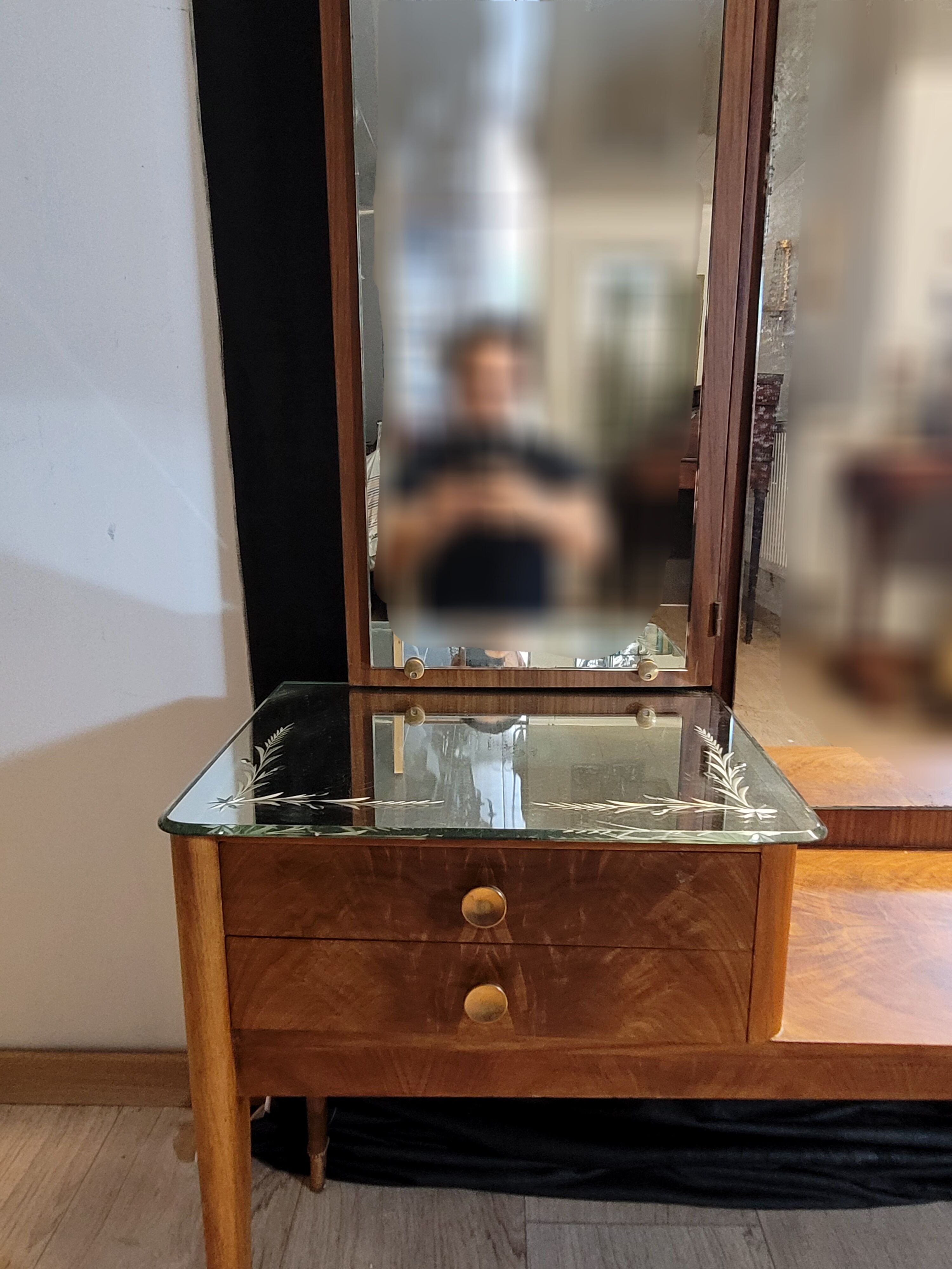 Venetian hairdresser with triptych mirror