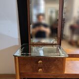 Venetian hairdresser with triptych mirror