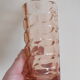 Vase vintage à facettes en verre rose