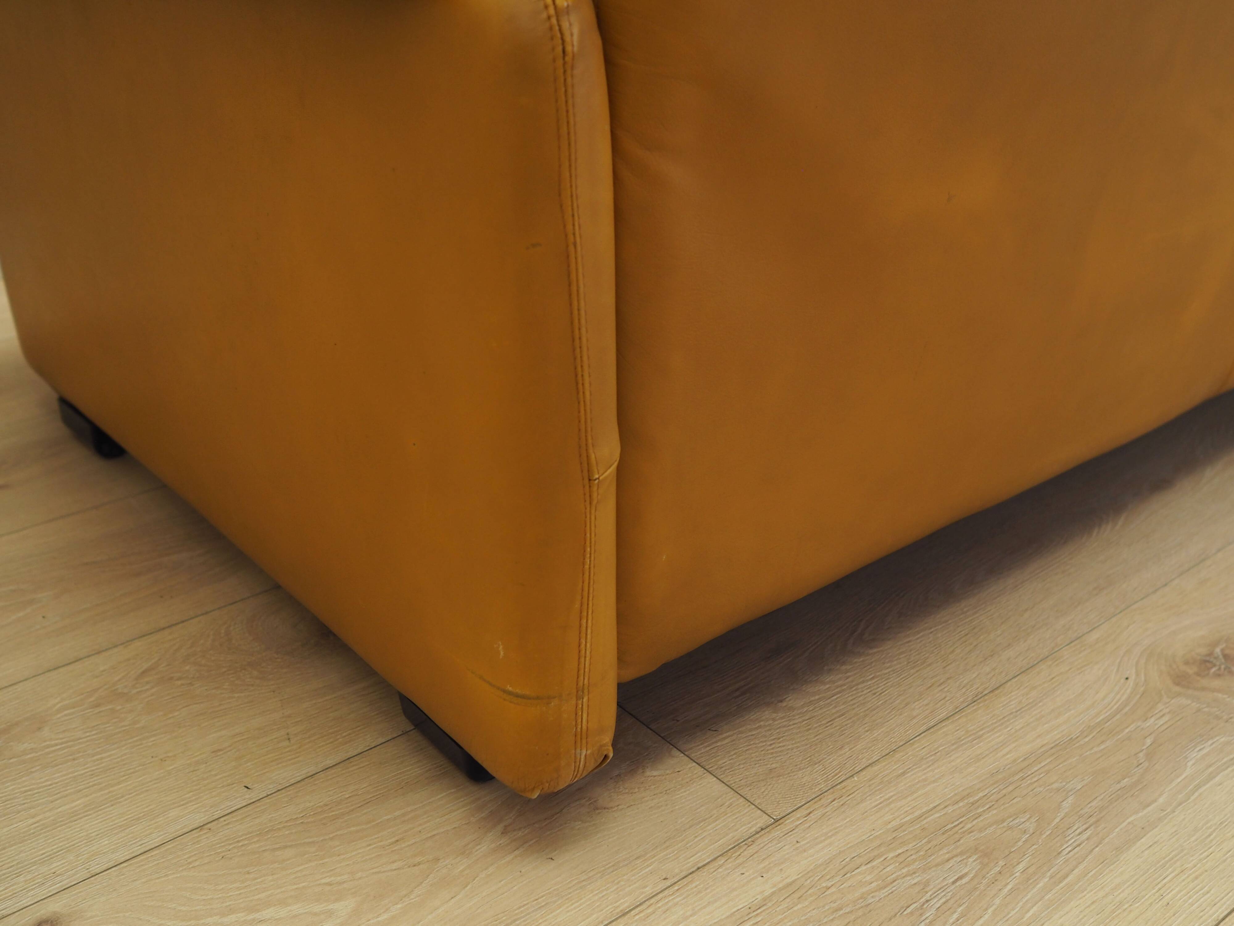 Canapé en cuir jaune, design italien, années 60, fabricant : B&B Italia, desig