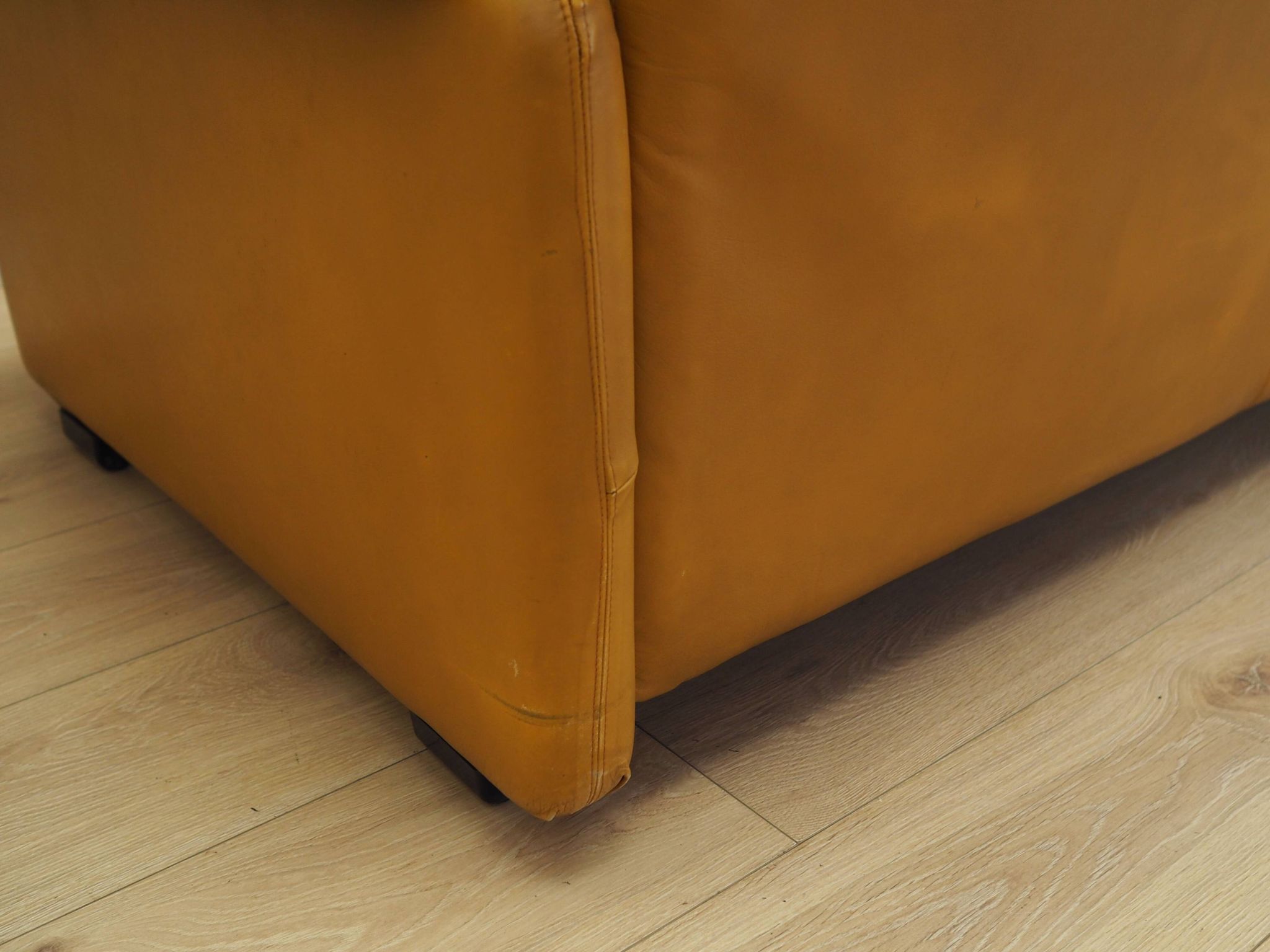 Yellow leather sofa, Italian design, 1960s, manufacturer: B&B Italia, design.