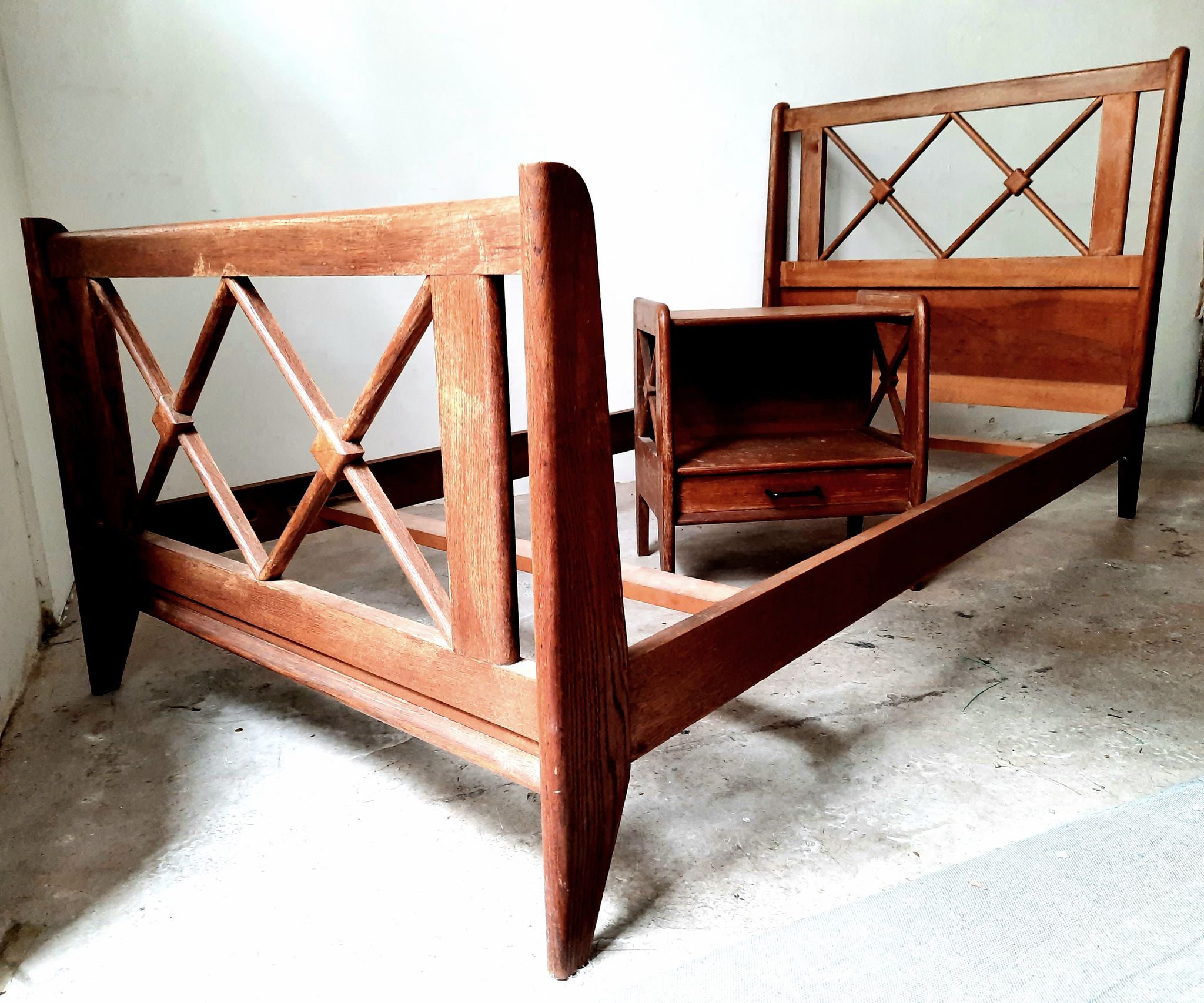 Oak side bed made by Ateliers Saint-Sabin 1950