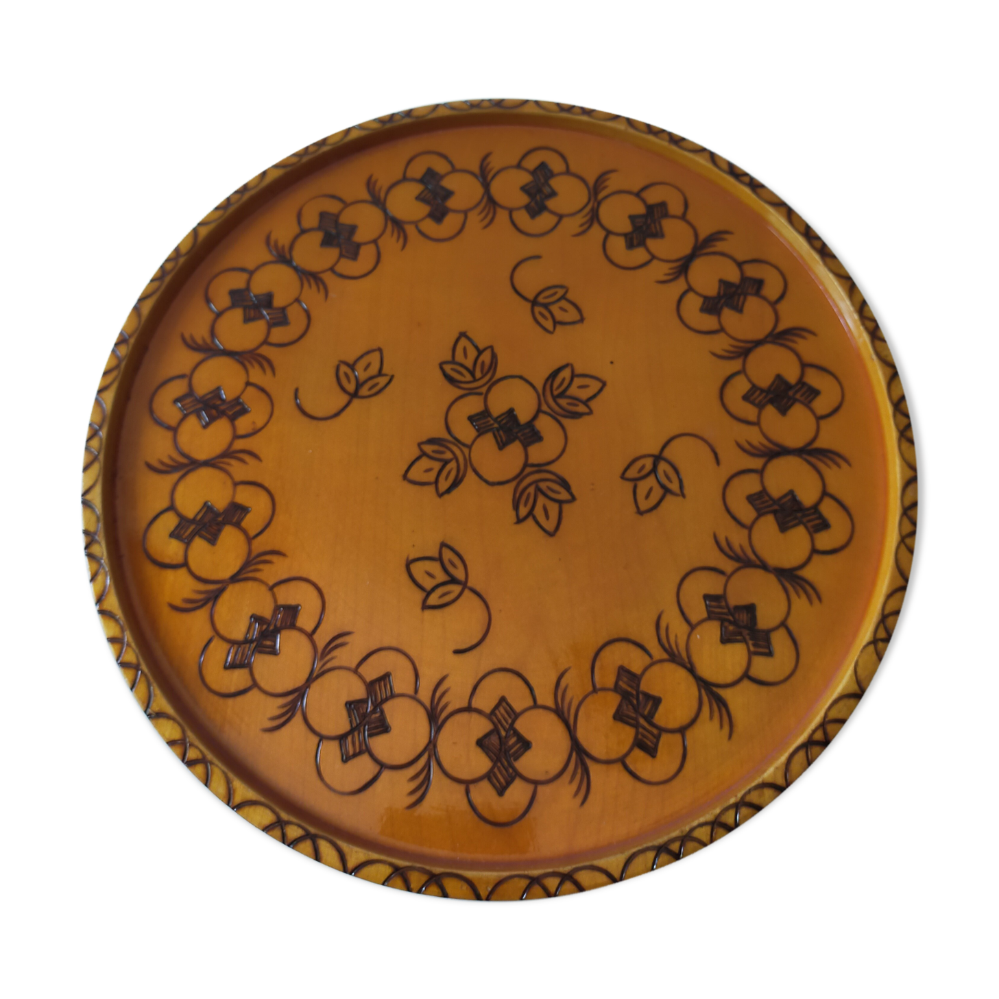 Round top in carved wood and vintage varnish