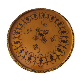 Round top in carved wood and vintage varnish