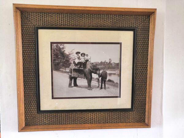 Photo ancienne dans cadre en bois travaillé The Bombay Company