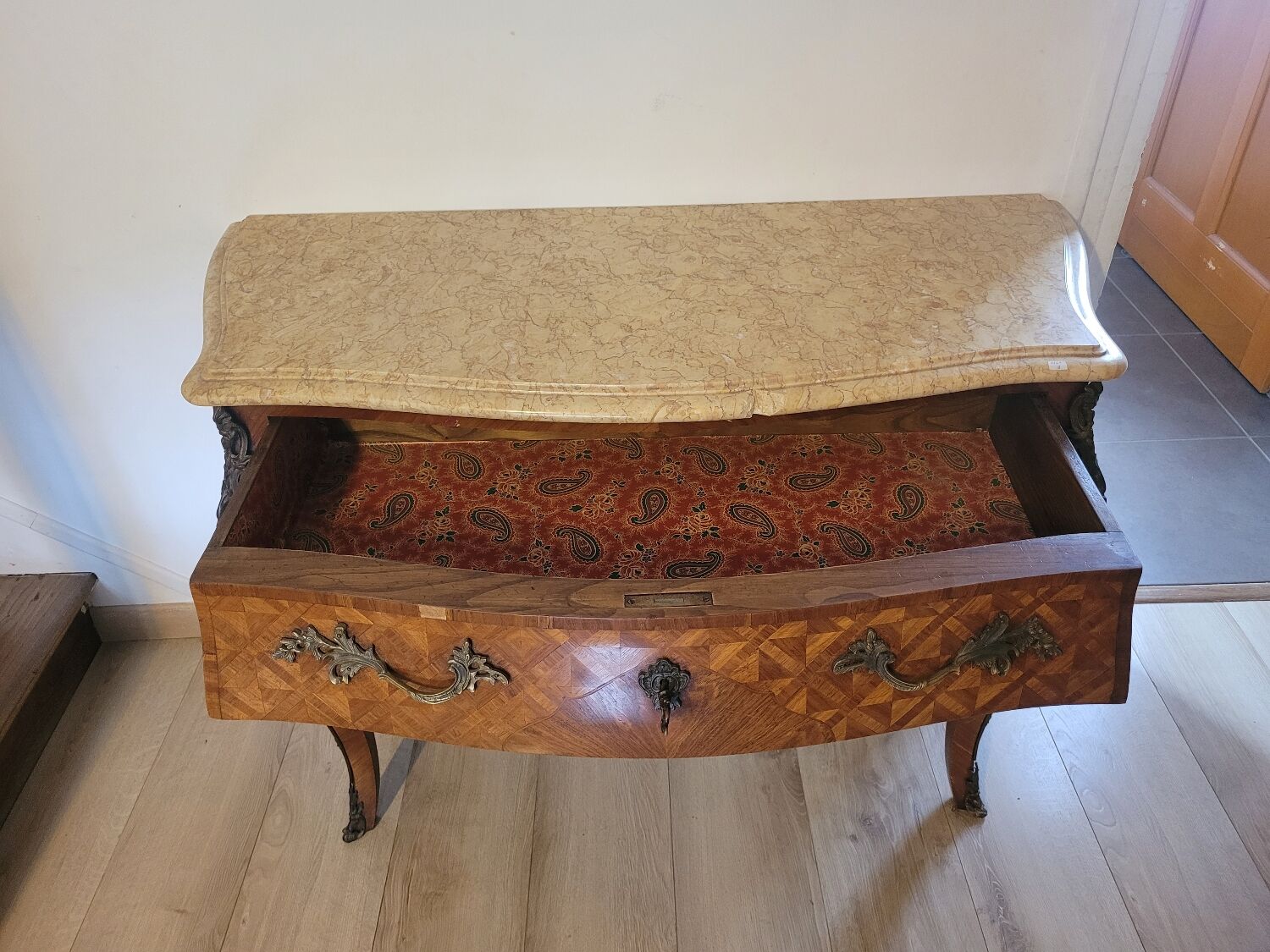 Curved chest of drawers in Louis XV style marquetry