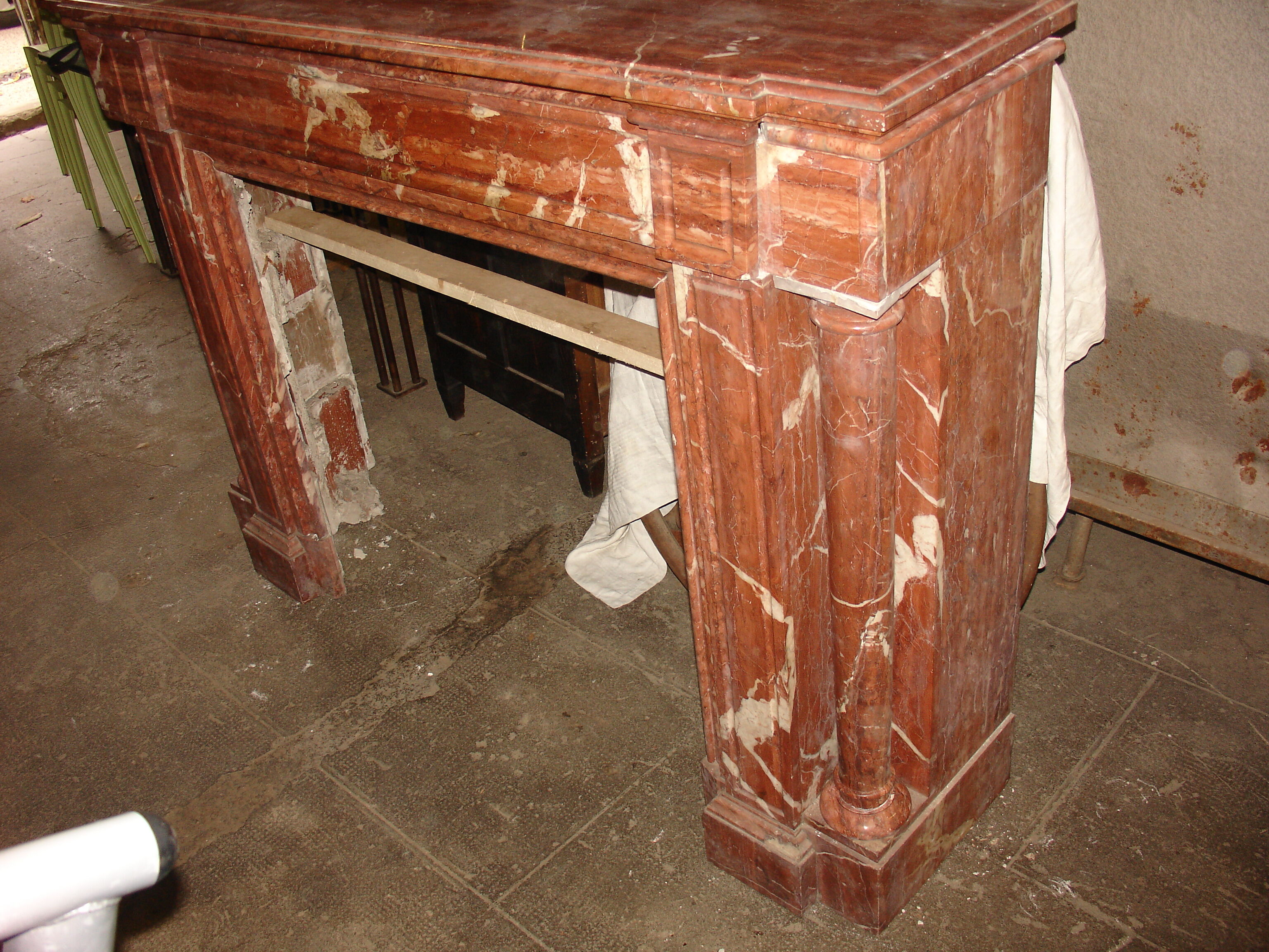 Fireplace columns in red marble of Languedoc and dating from the end of the XIX century