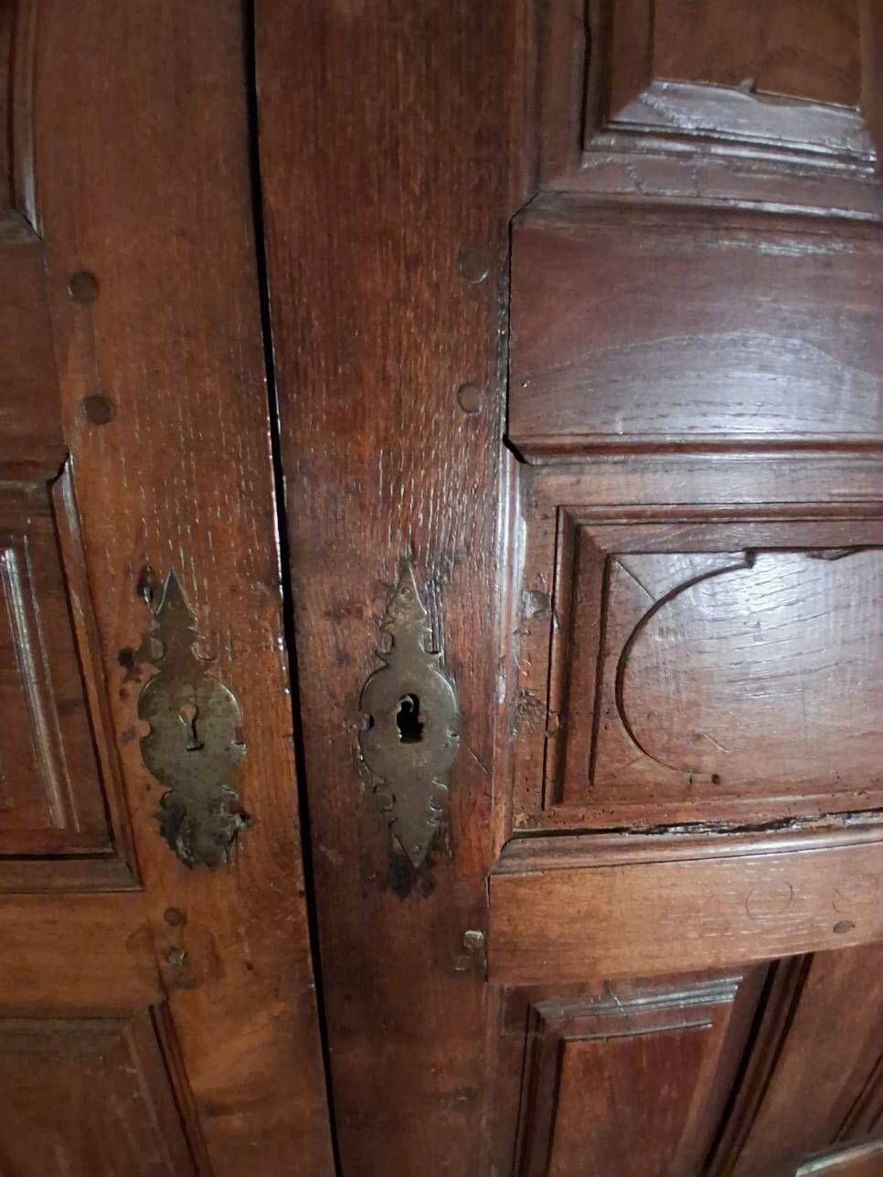 18th-century wardrobe, in walnut, minimalist style.
