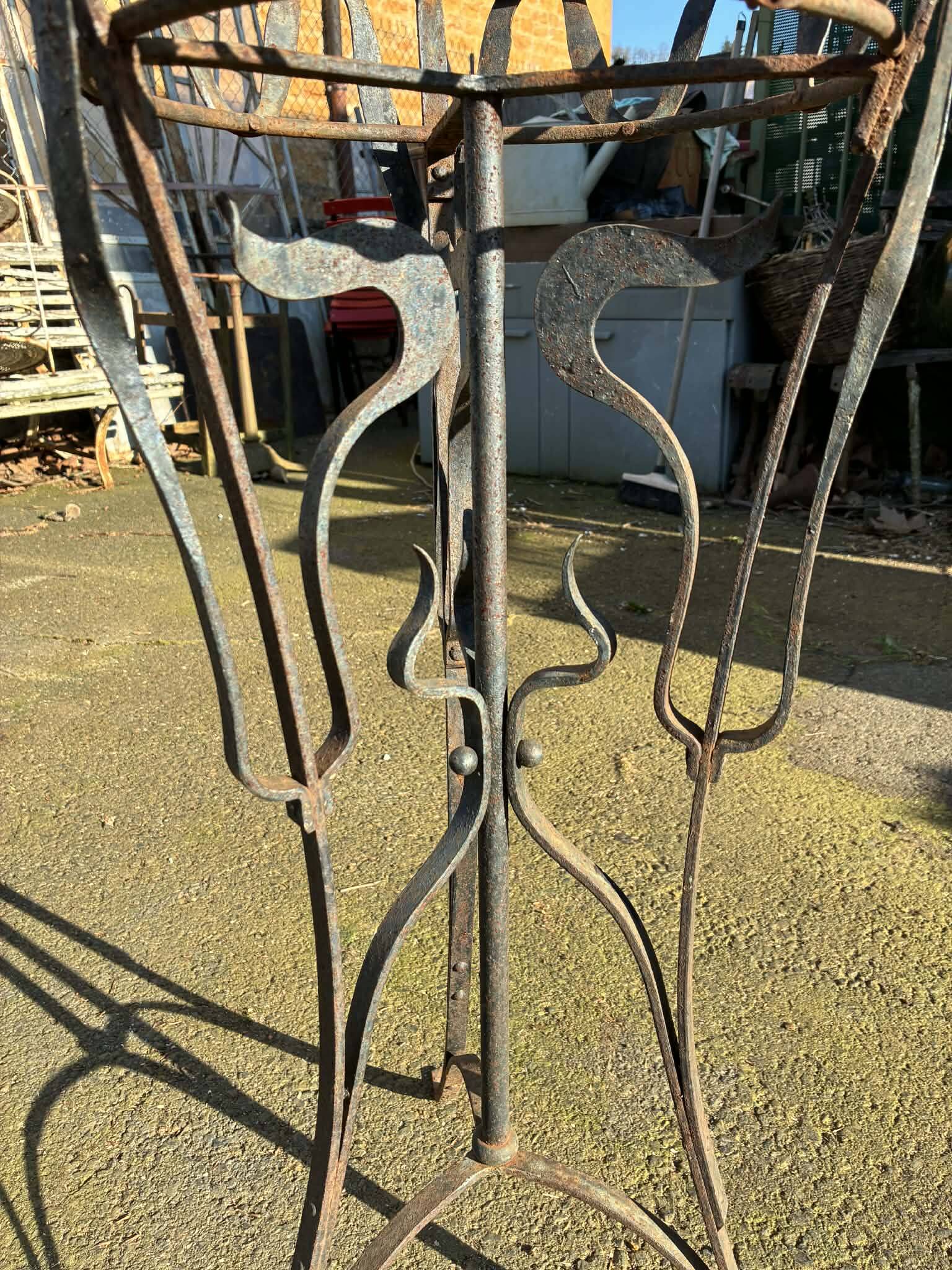 Plant stand/black pot