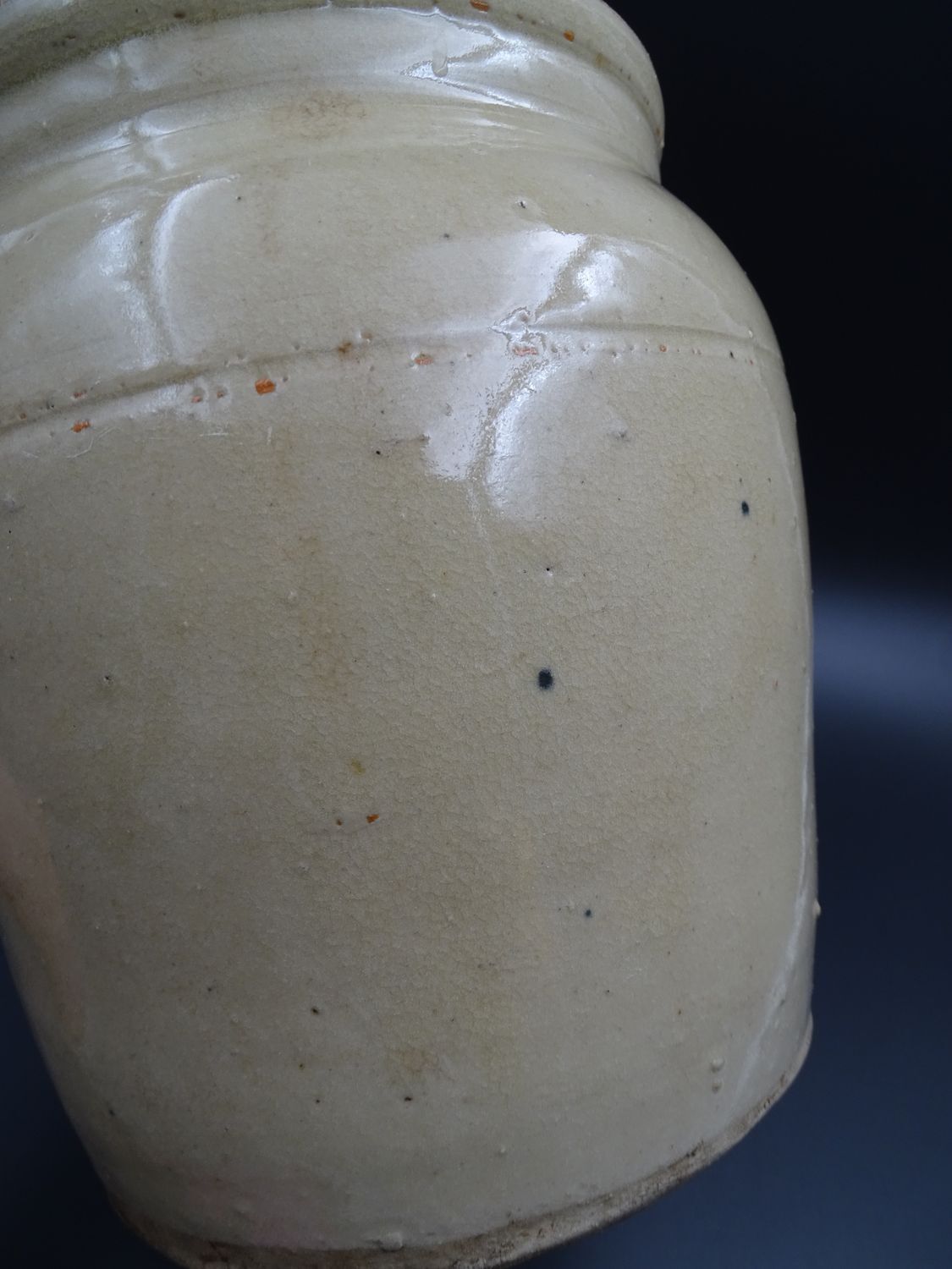 Grease pot with burgundy sandstone spout