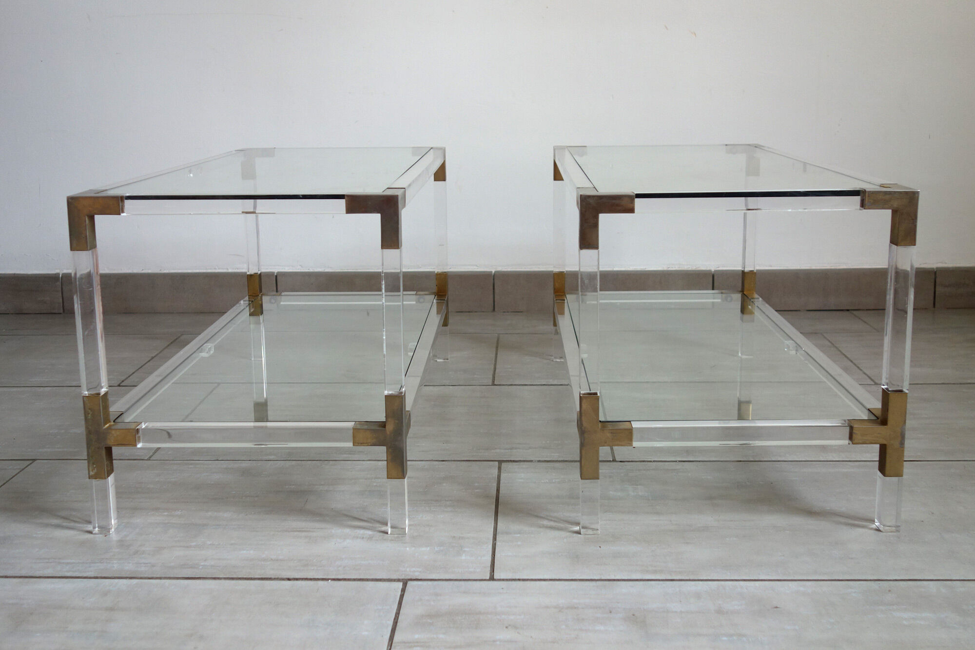 Paire de tables basses italiennes plexiglass, verre et laiton années 70