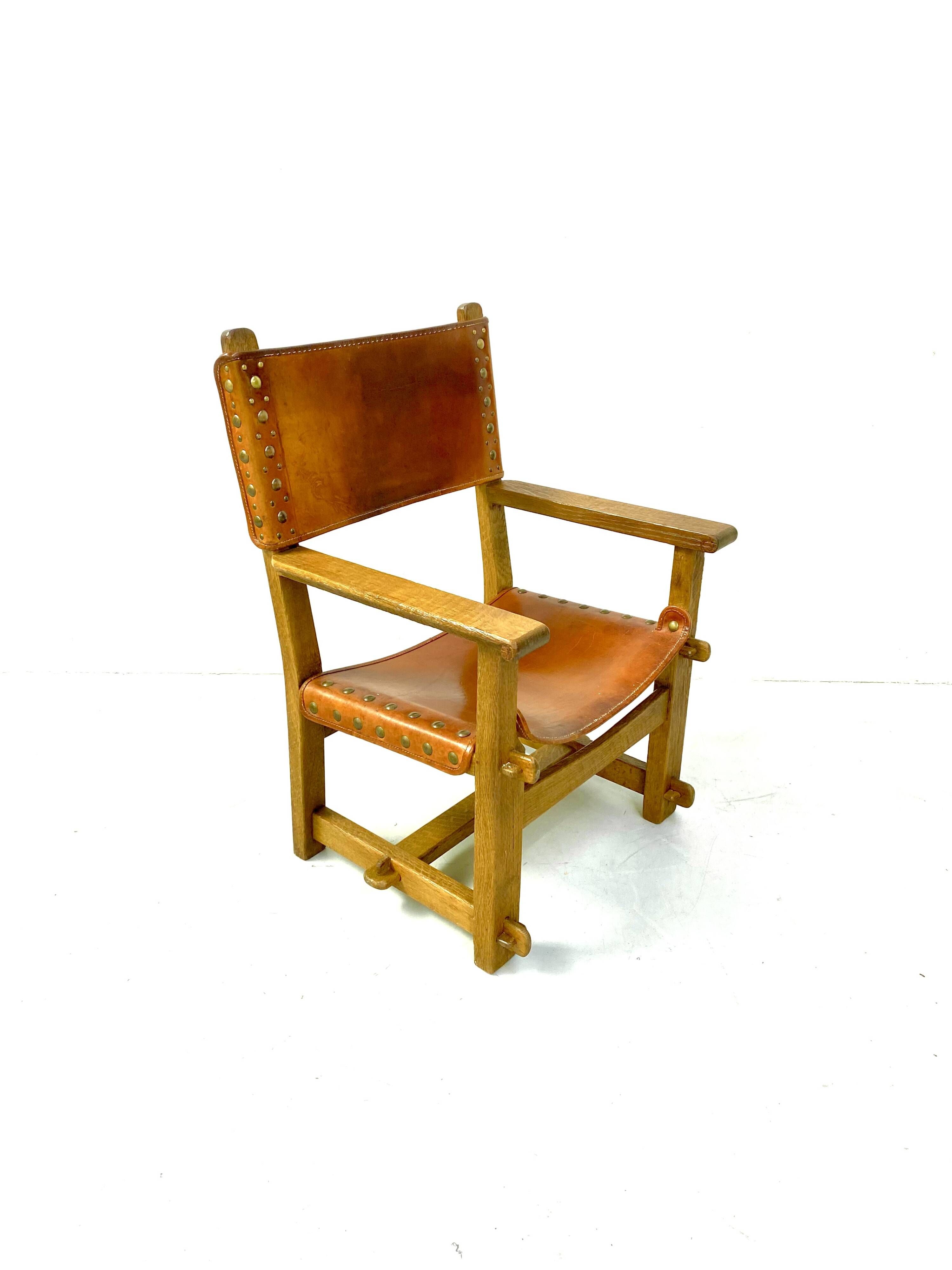 Chaise de château brutaliste ancienne faite à la main en chêne et cuir cognac, années 1920.