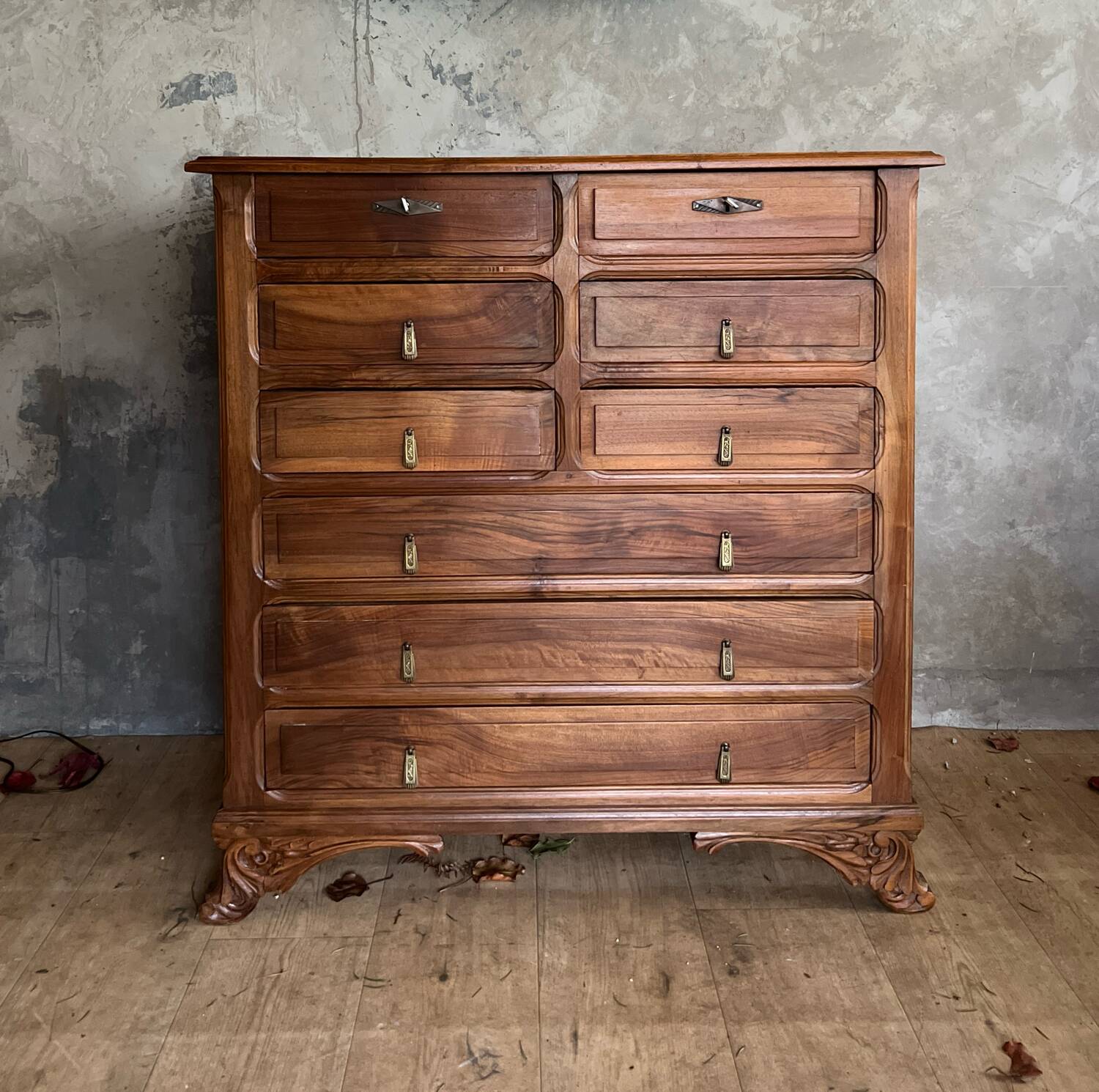 Old chest of drawers