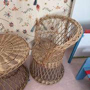 Table et deux fauteuils pour enfants en osier