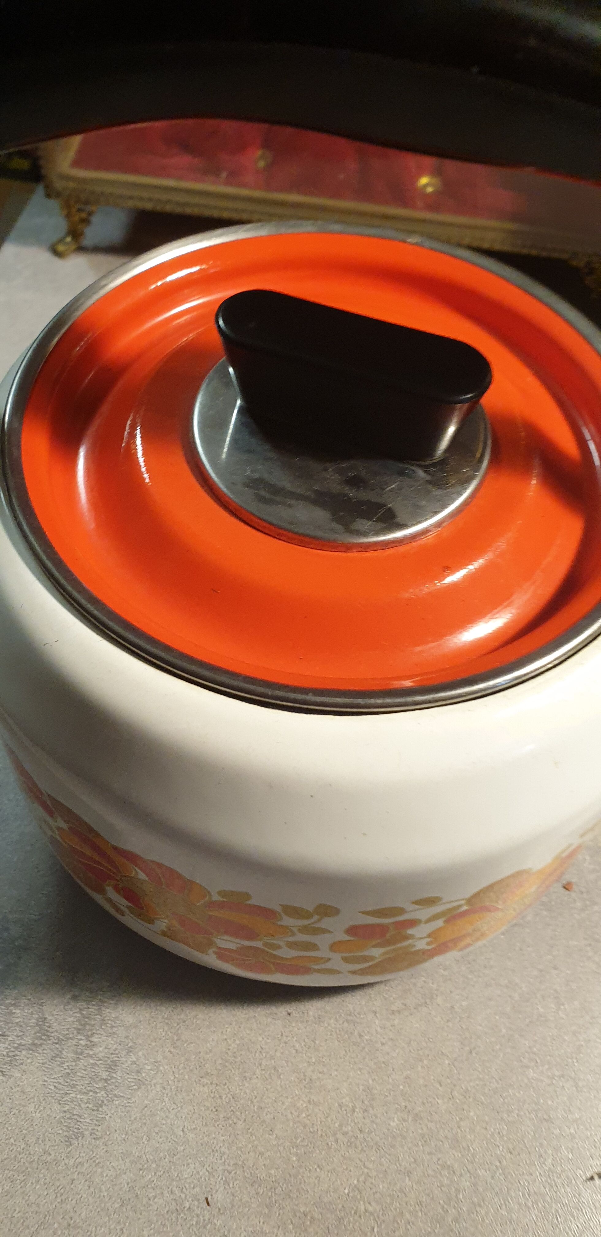 Vintage kettle in enamelled sheet metal