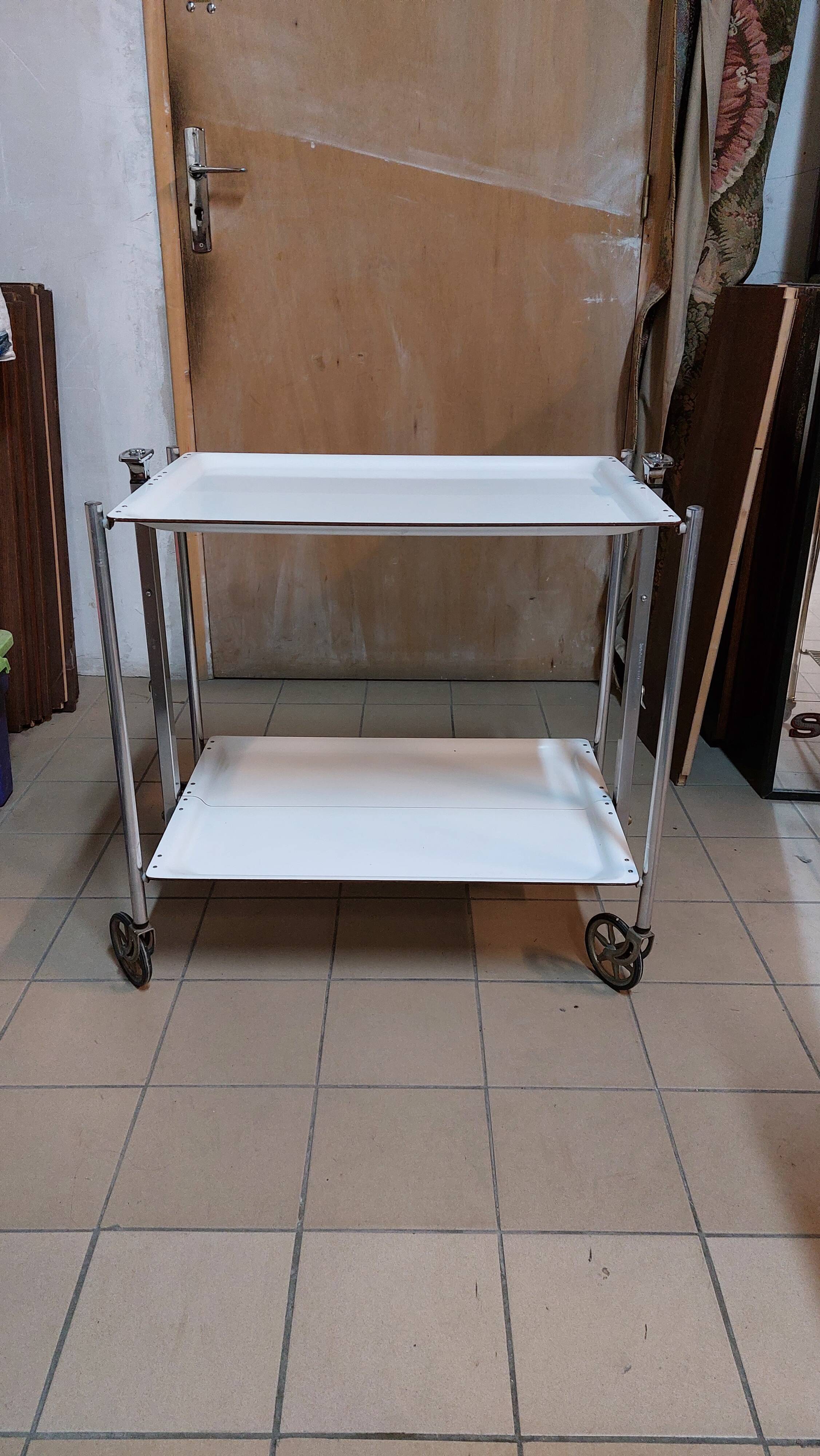 Folding tray with vintage wheels Textable in white formica
