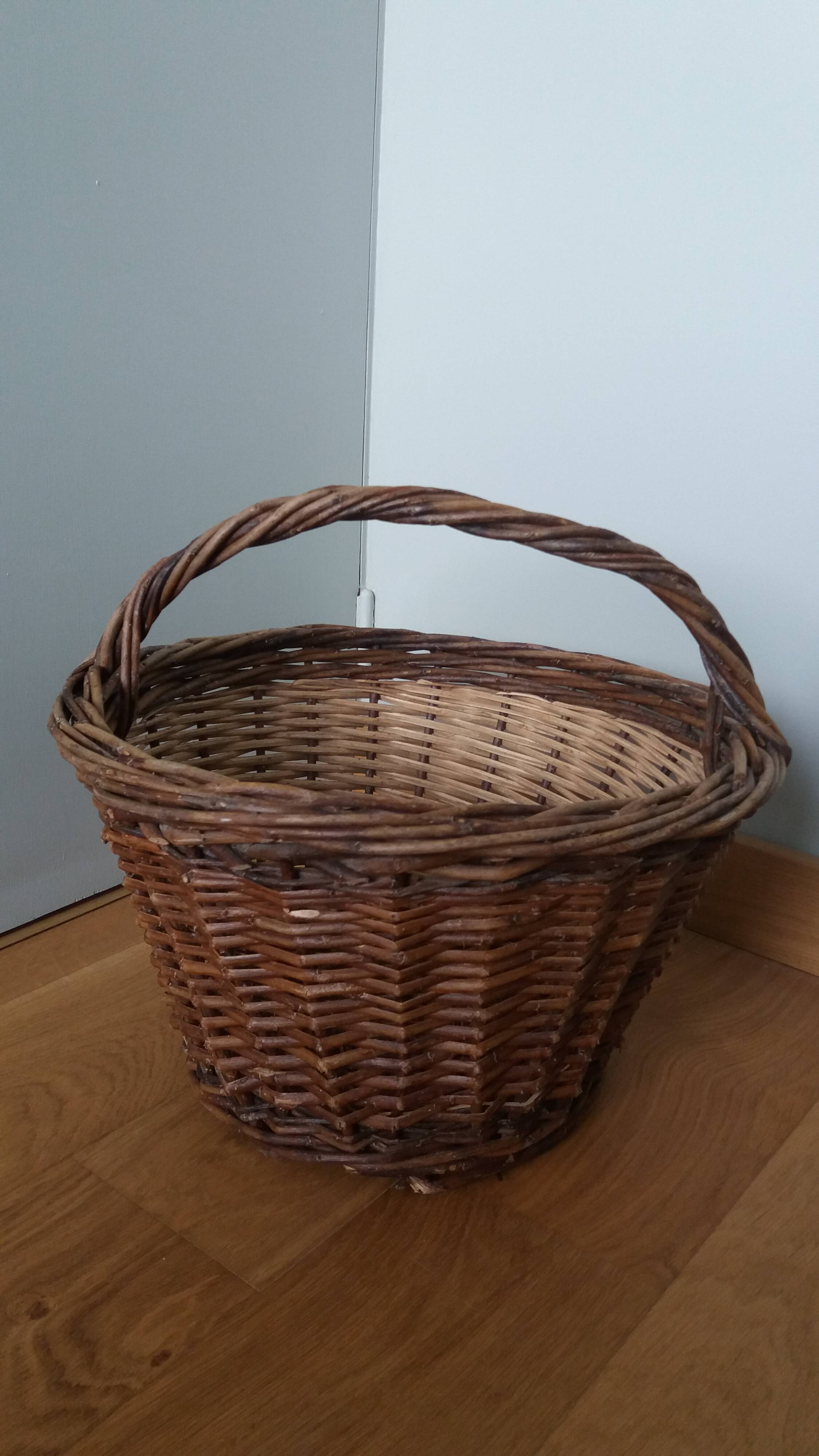 Woven wicker basket with handle