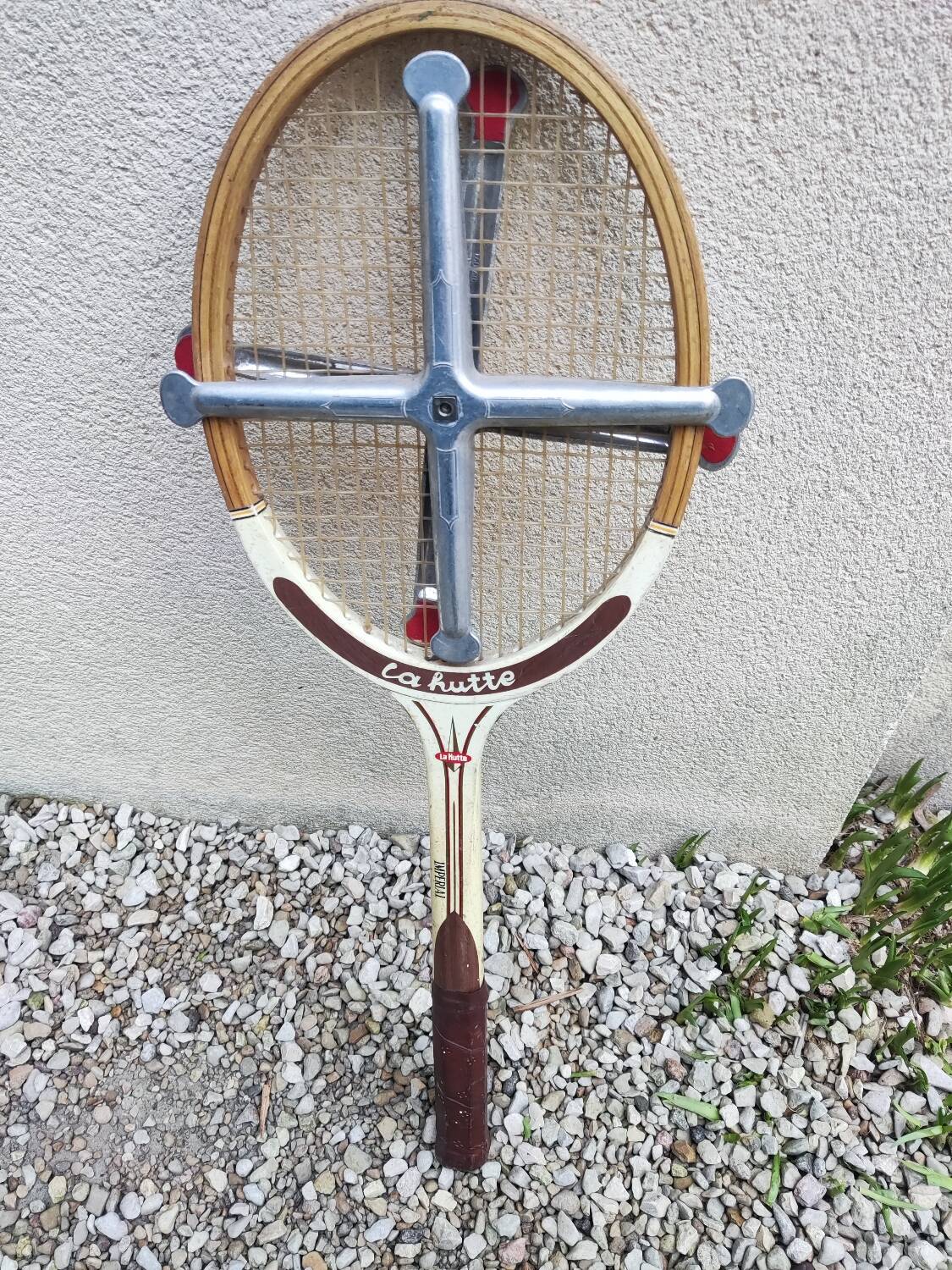 Old tennis racket La Hutte