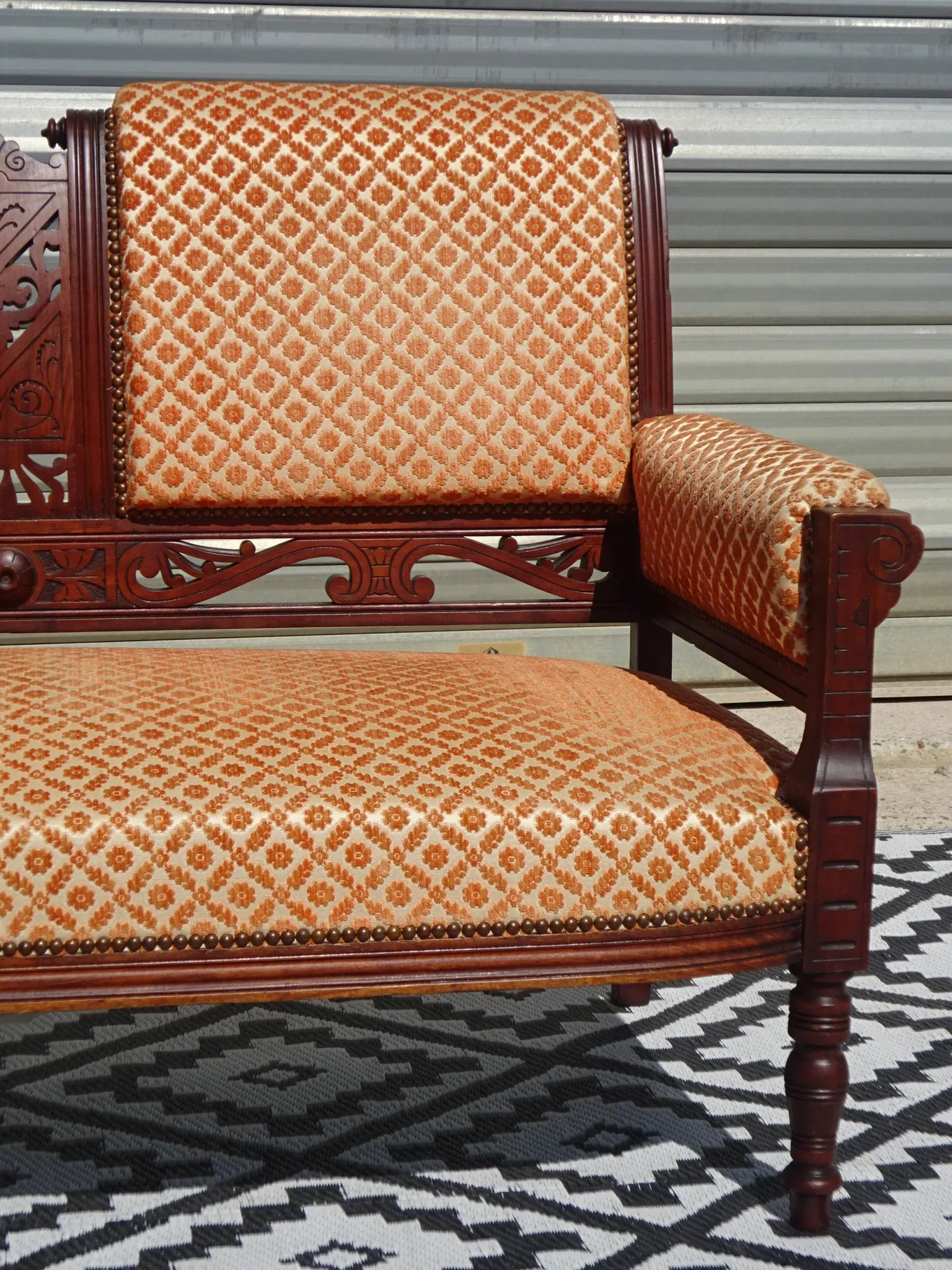 Ancienne banquette en bois et velours orange