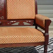 Ancienne banquette en bois et velours orange