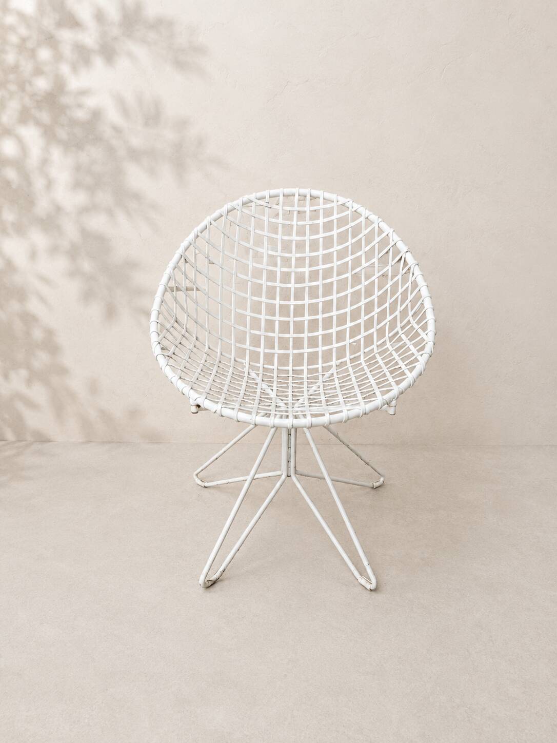Fauteuil vintage en treillis d'acier laqué blanc – design moderniste