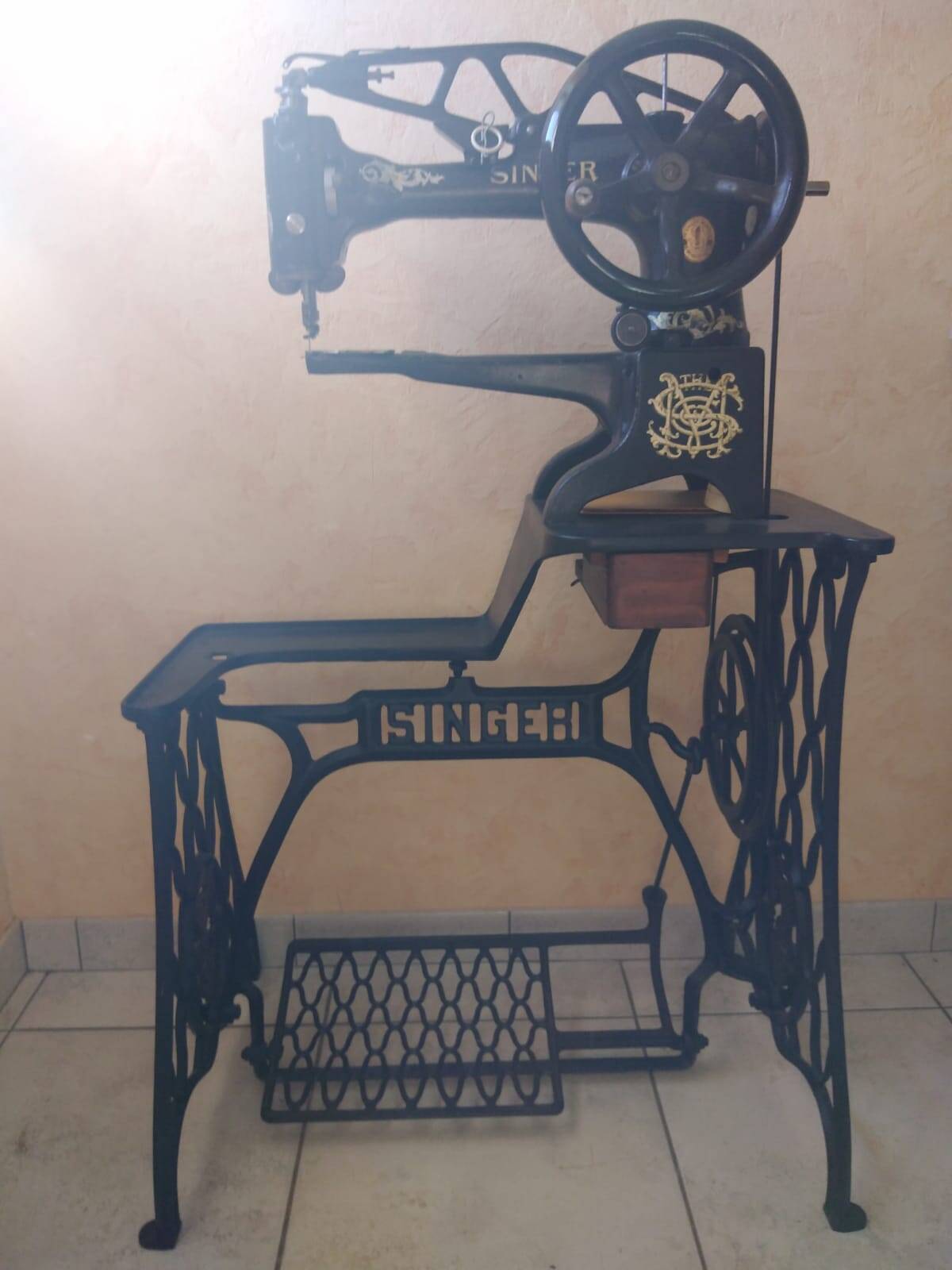 Singer shoemaker/bootmaker sewing machine year 1929/n) series 29k51