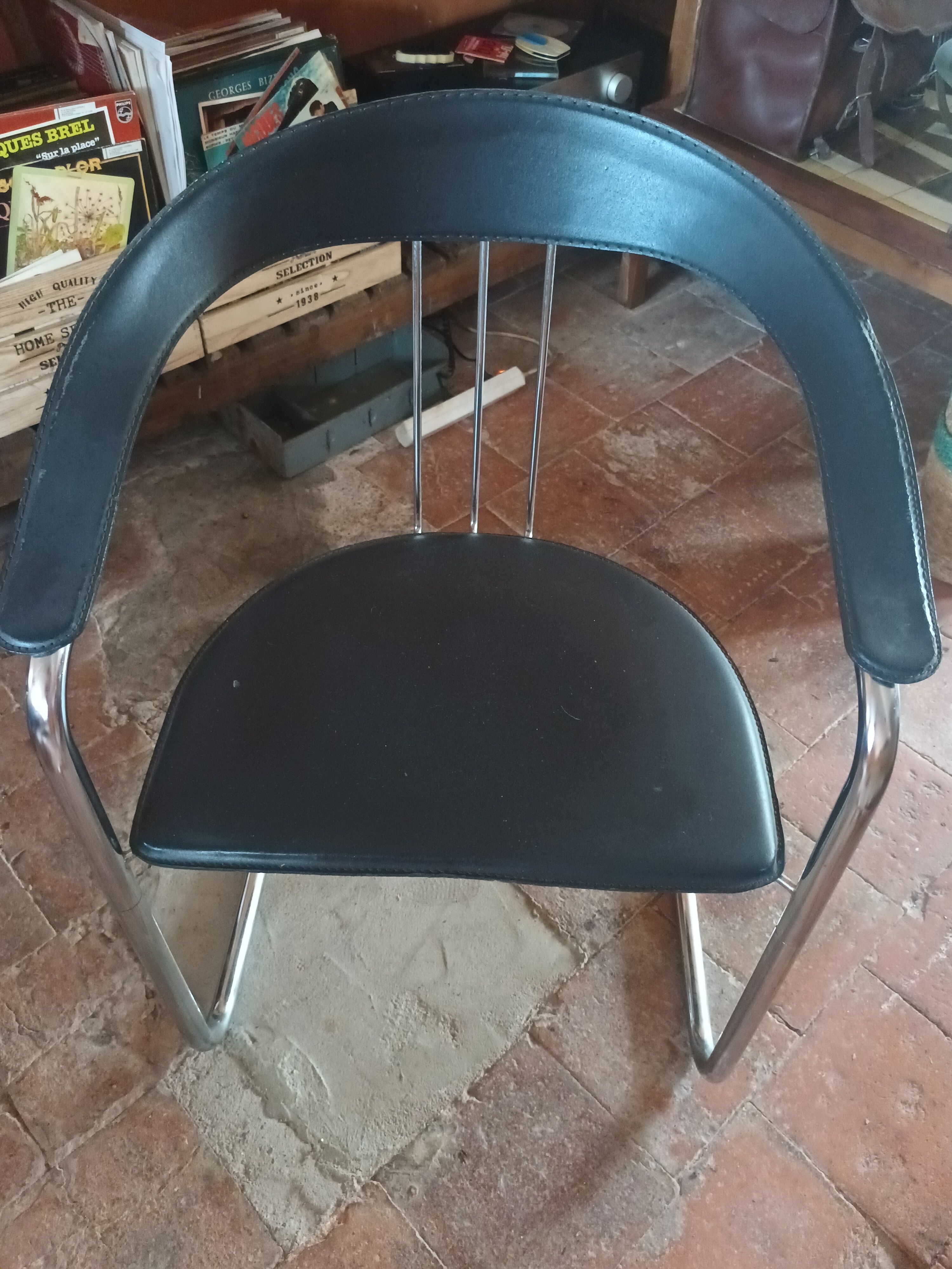 Quatre chaises avec accoudoirs style Arrben