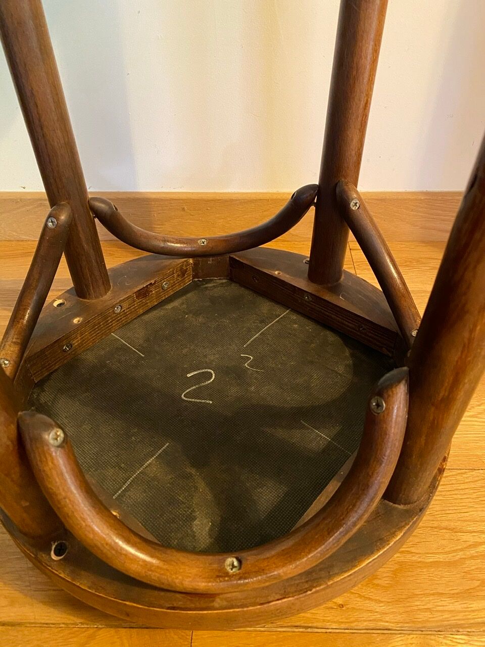 Paire de tabourets de bistrot en bois tourné et assise en skaï rouge XX siècle