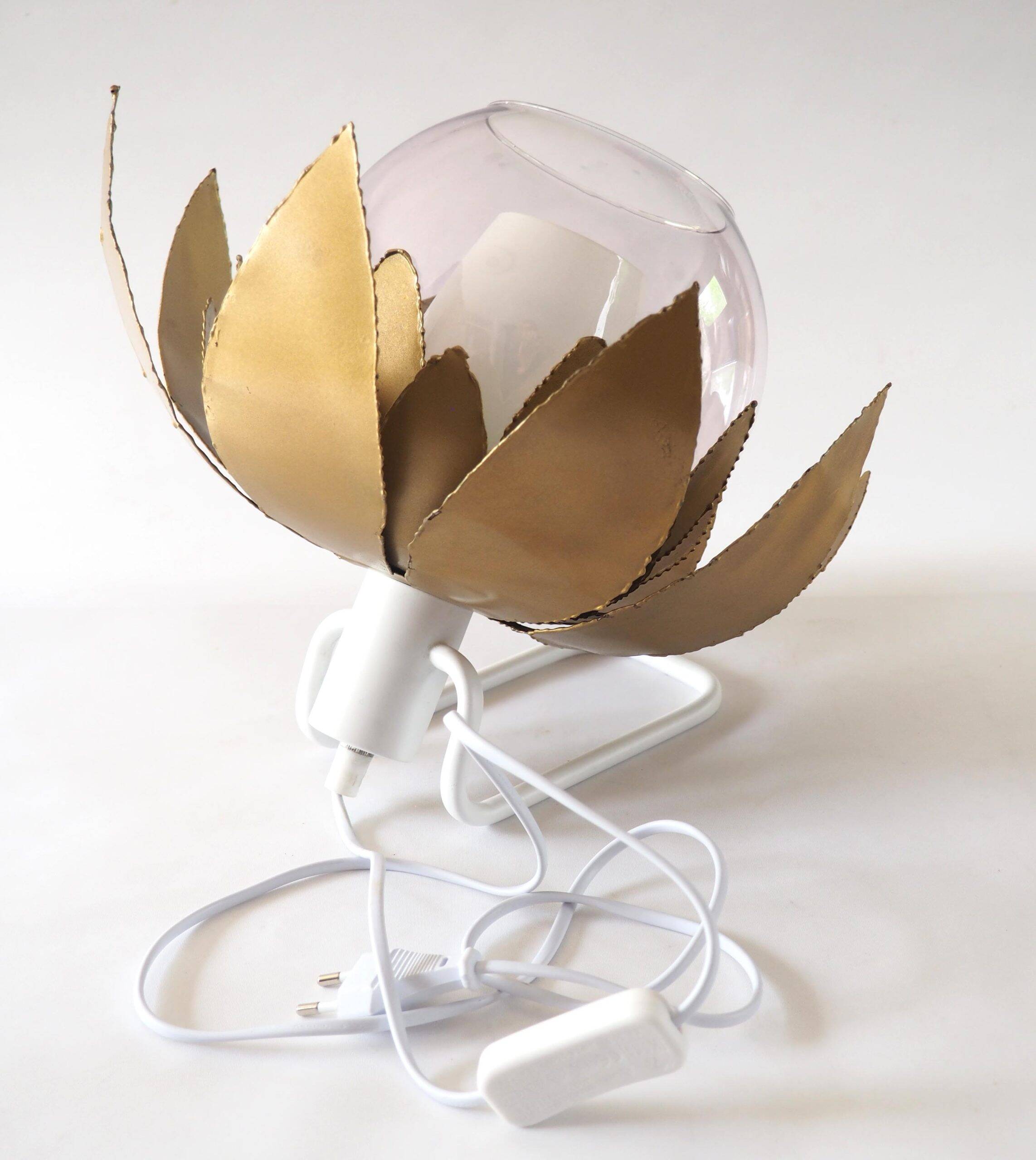 Lampe applique fleur dorée et flute satinée