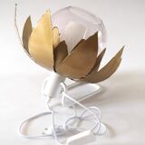 Lampe applique fleur dorée et flute satinée