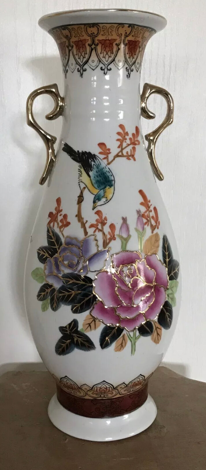 Vase in asian porcelain decorated with birds