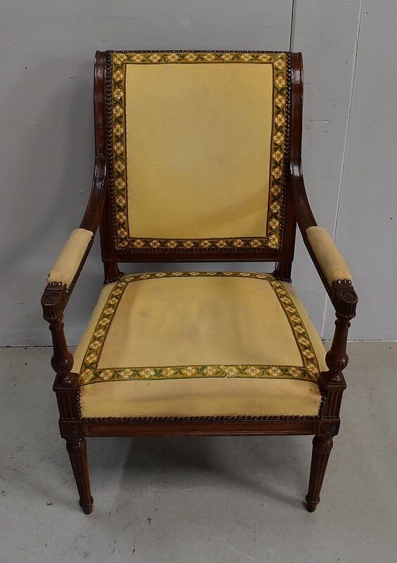 Fauteuil en noyer, style Louis XVI, début XIXe