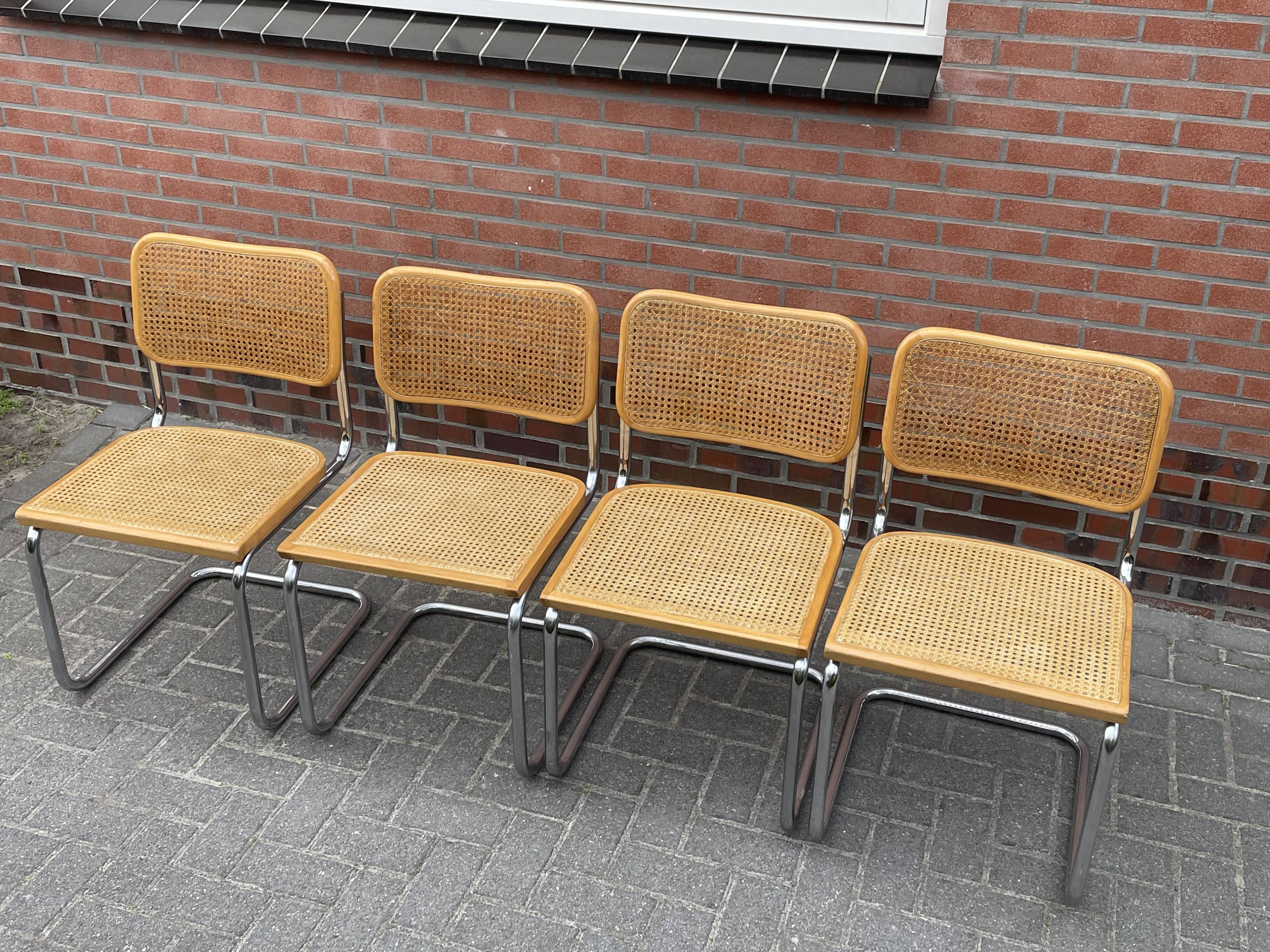 Ensemble de 4 Chaises vintage modèle Cesca B32 en chrome et bois