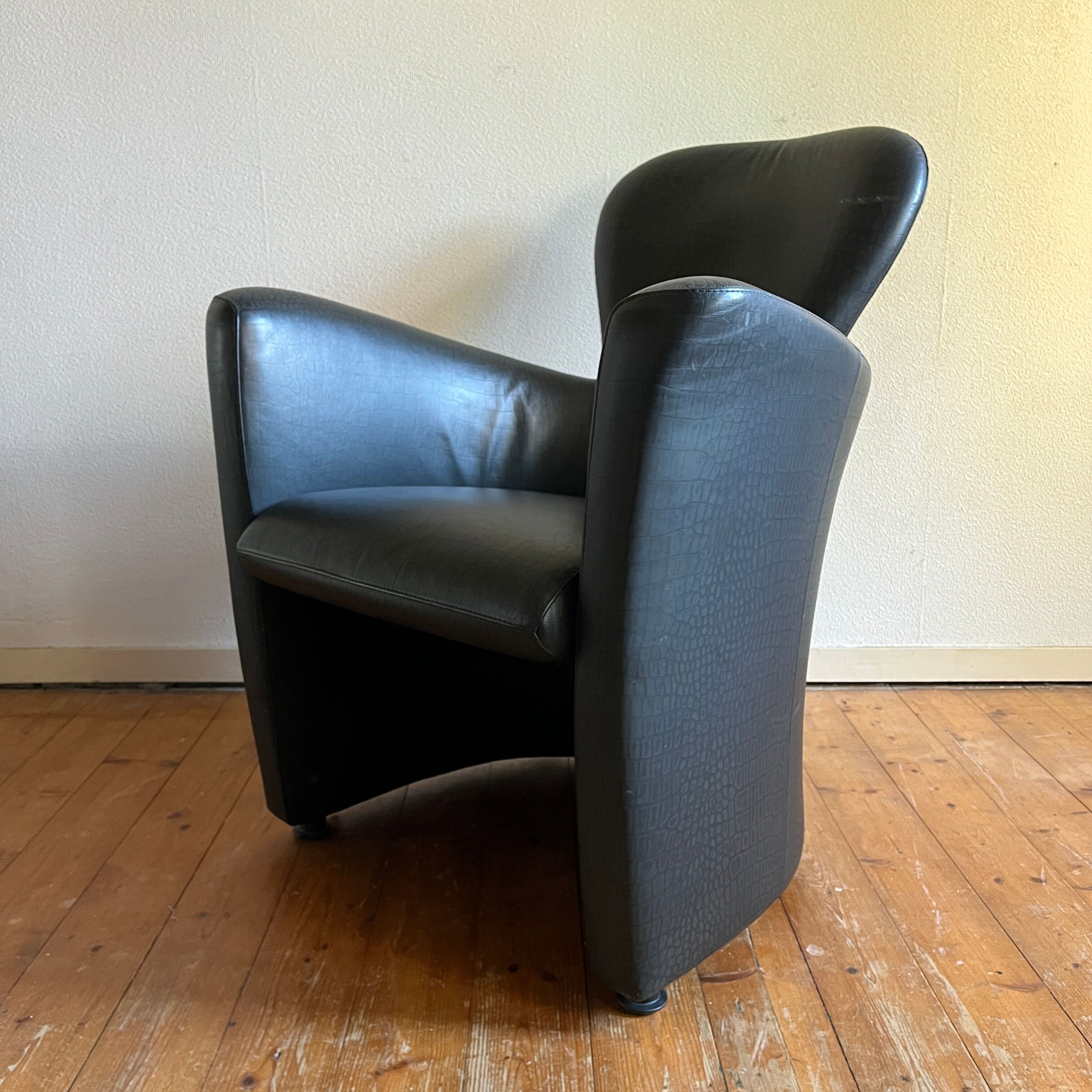 Dutch design easy chair Amphora by Leolux faux leather upholstery