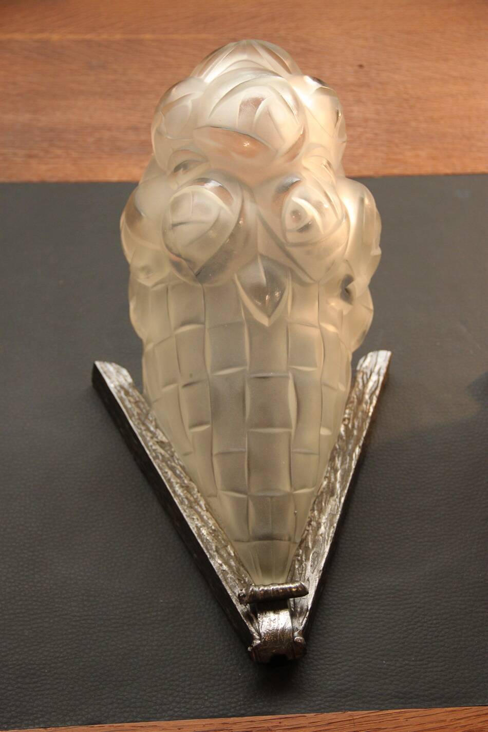 Pair of art deco glass wall lights signed dégue, hammered wrought iron.