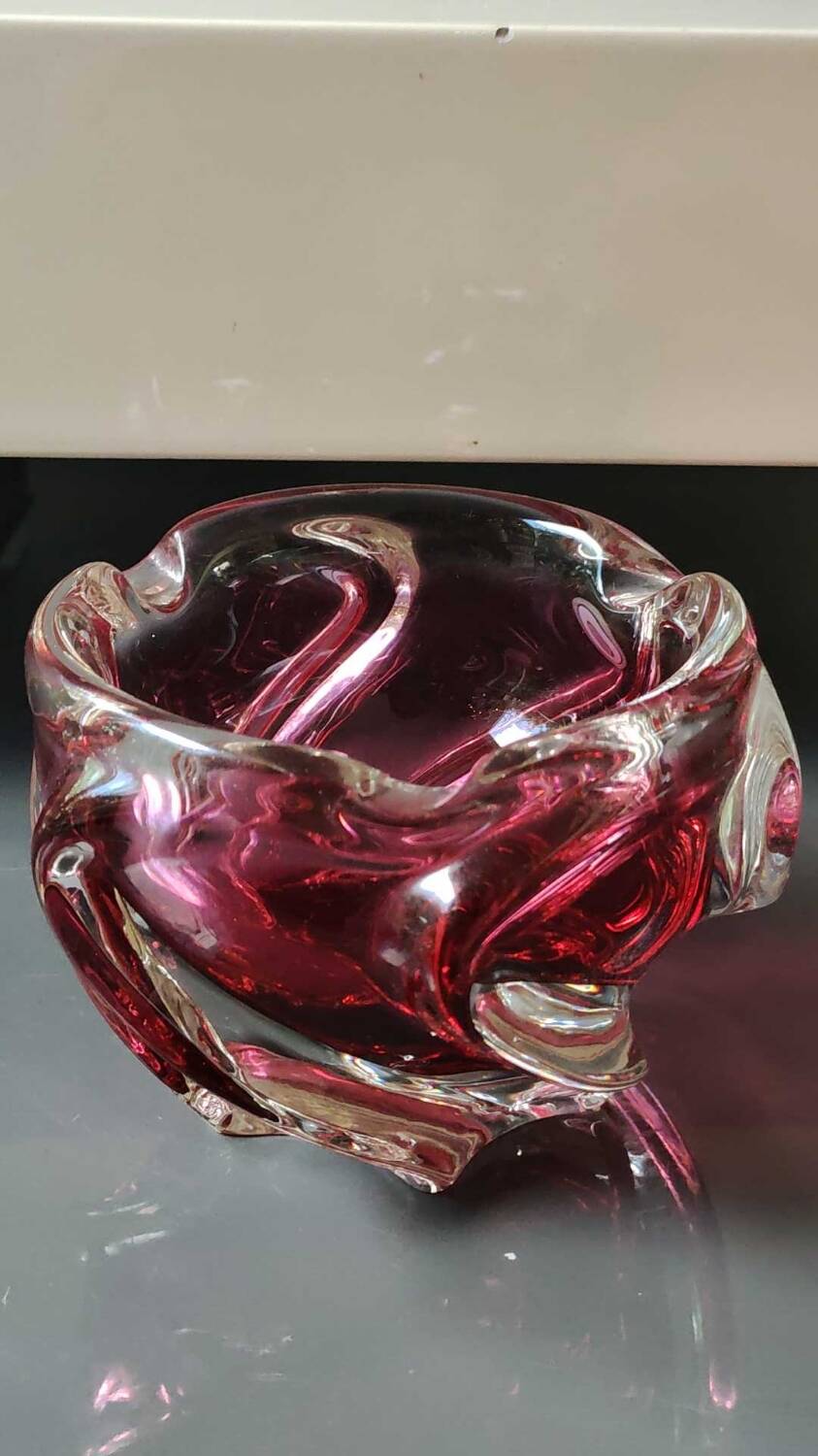 Ashtray/empty pocket, in blown Art glass, Murano/Italy. Organic floral shape. Pink tones