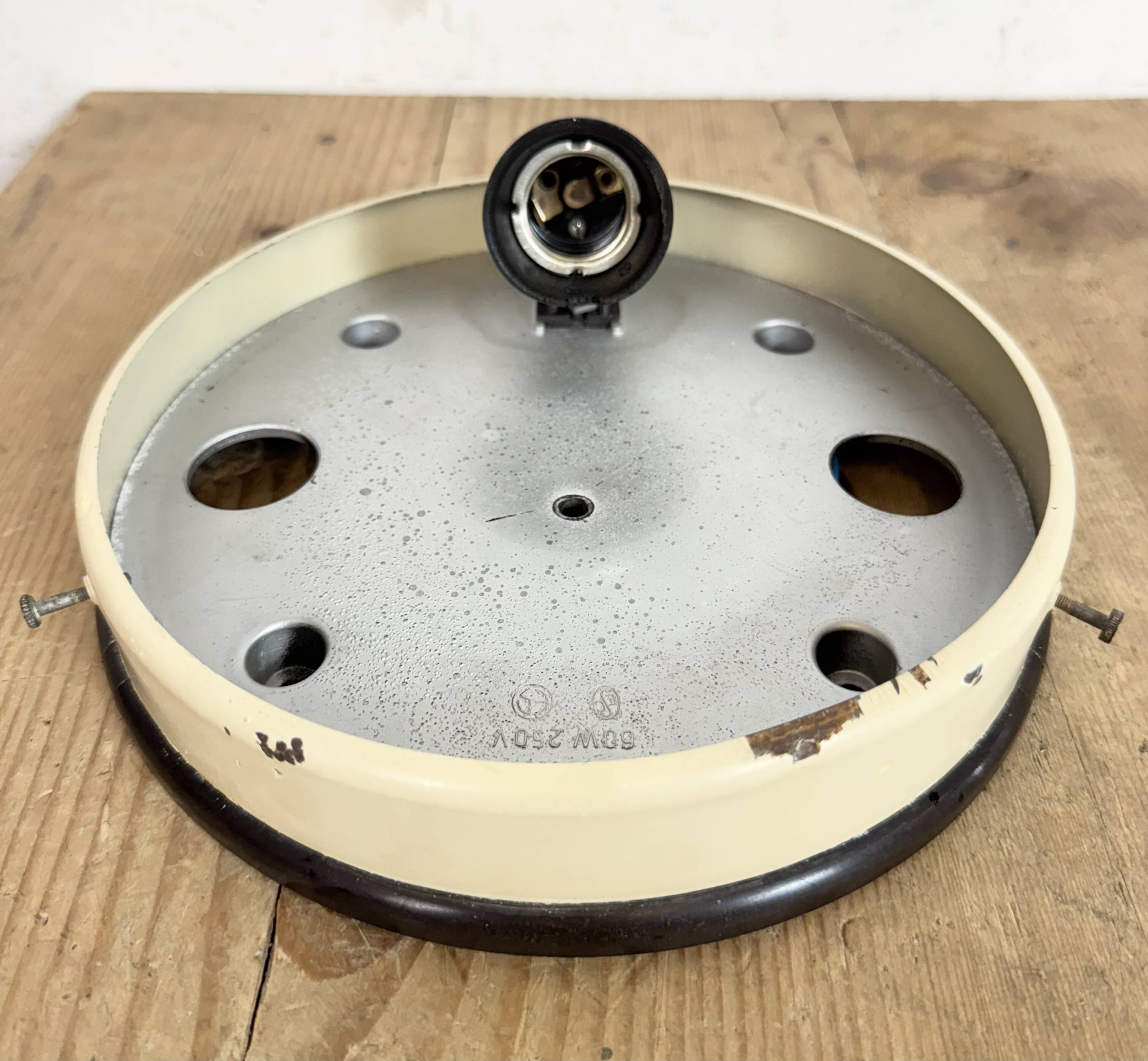 Applique, plafonnier industriel en bakélite et verre opalin, années 1950