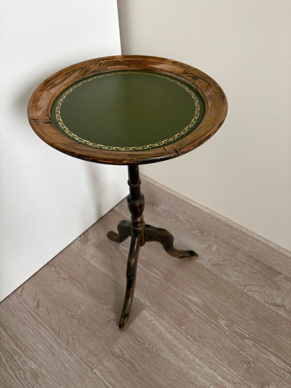 Guéridon ancien en bois – plateau cuir vert doré – début XXᵉ siècle