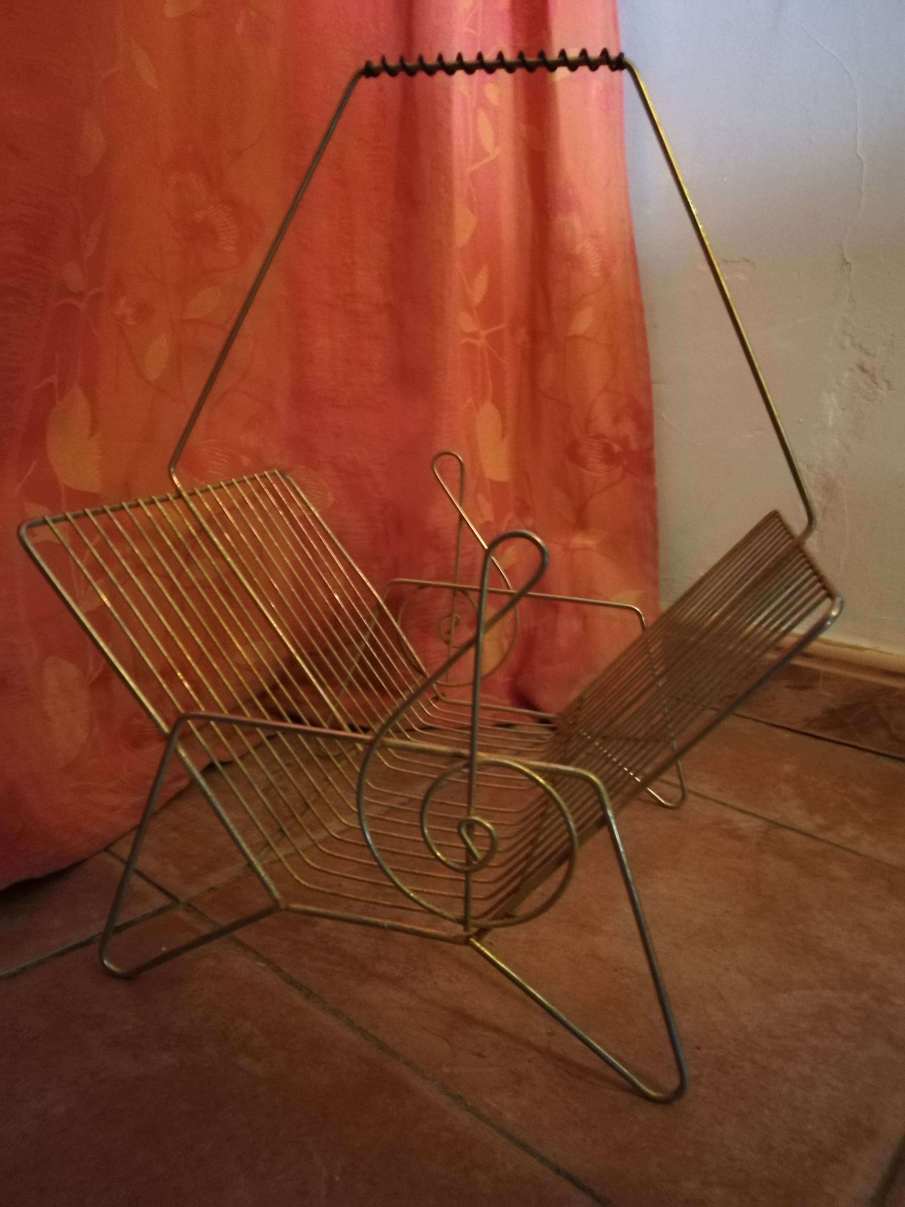 Gold metal vinyl holder and floor key