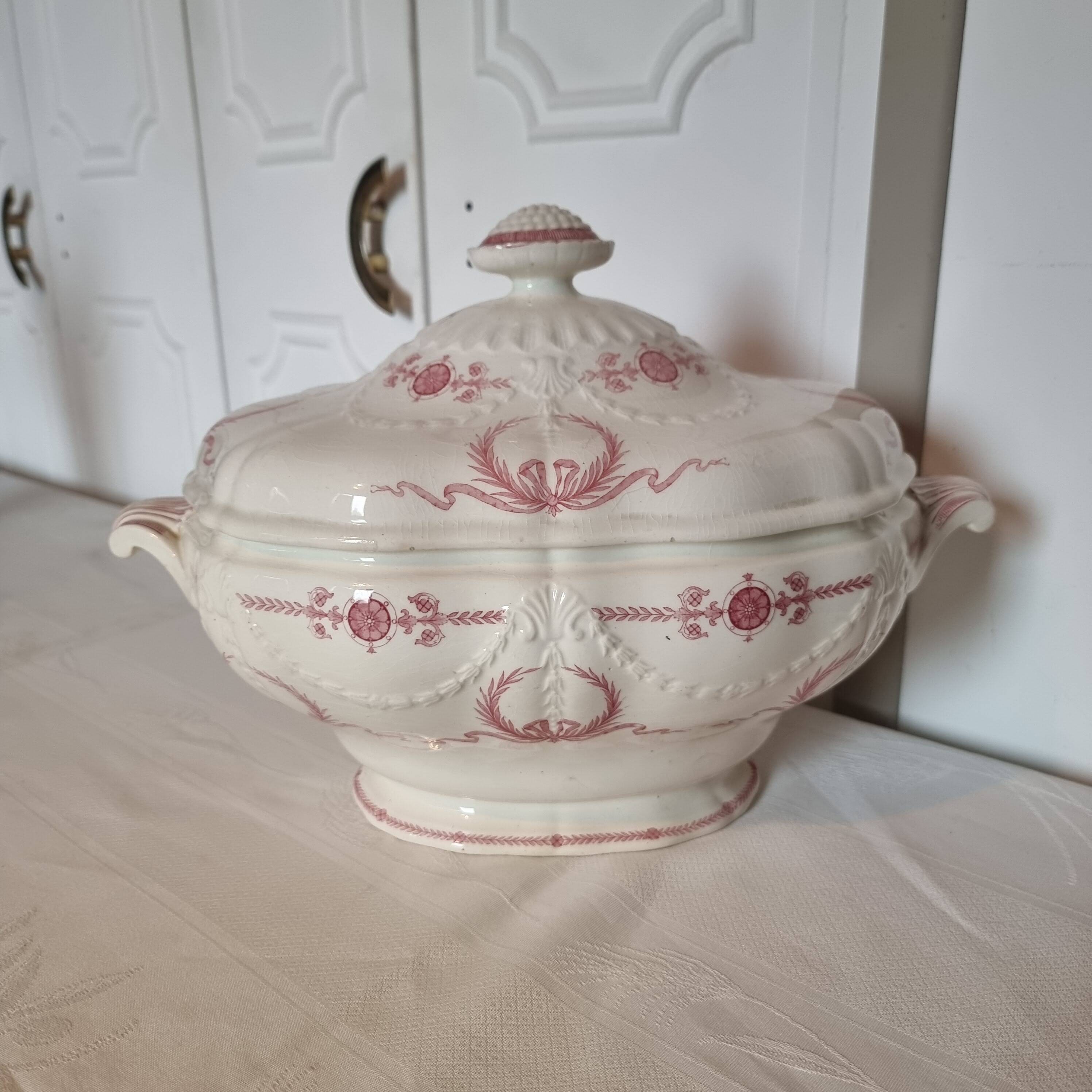 Superb and large English porcelain soup tureen by Minton (19th century)