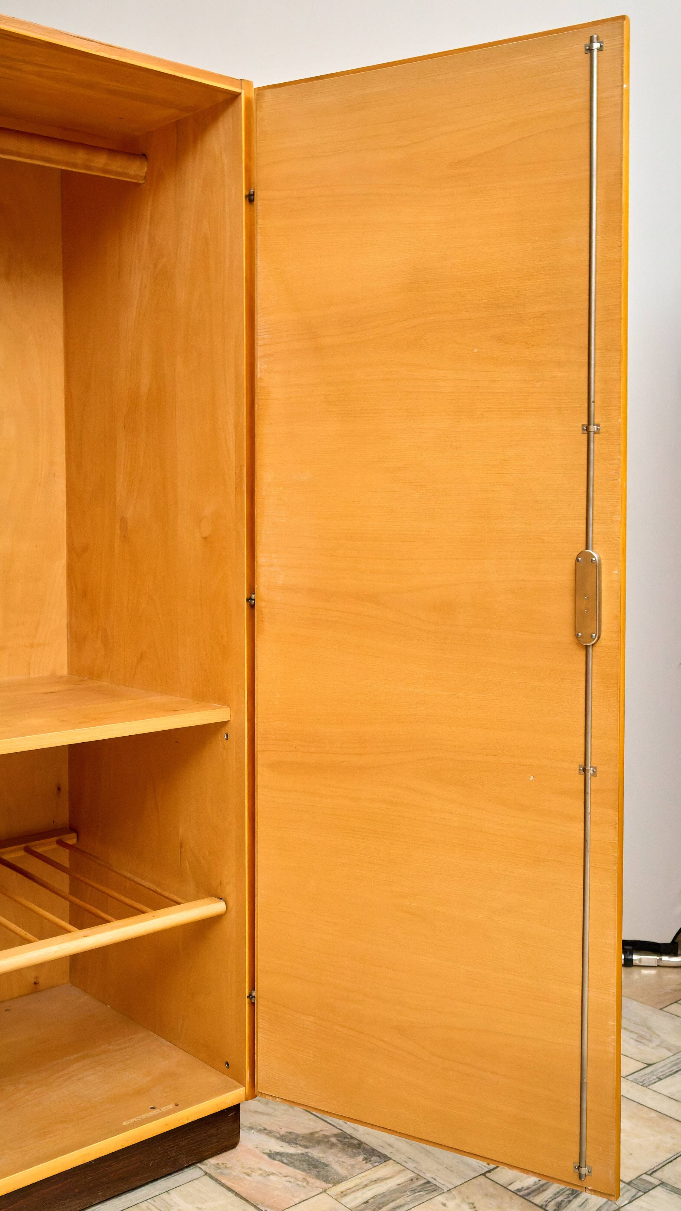 Armoire à deux portes conçue par Mojmír Požár, Tchécoslovaquie, années 1960.