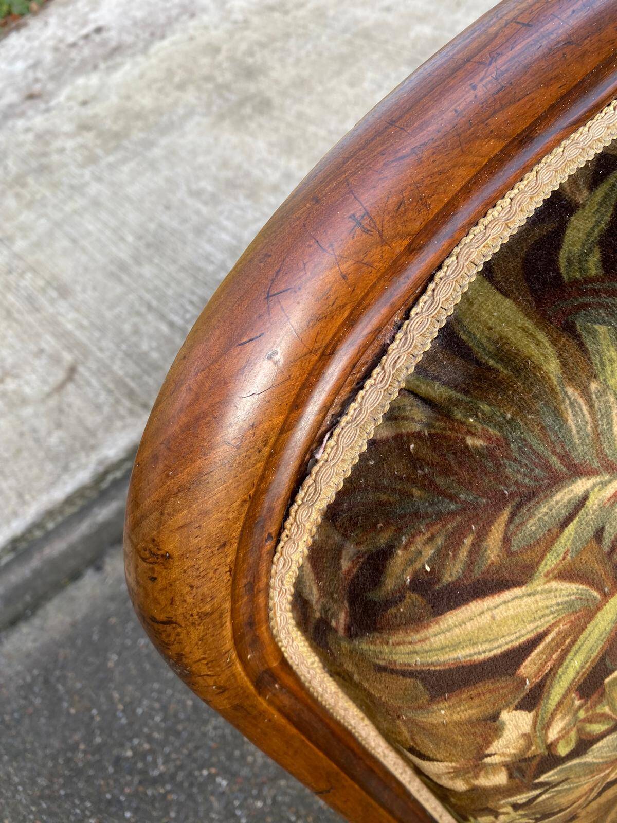 Louis XV Voltaire armchair in solid wood and floral velvet fabric from the years.