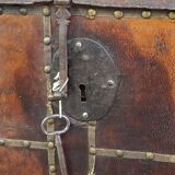 Coffre-fort ancien du XVIIe siècle recouvert de cuir avec la clé d'origine et une excellente patine