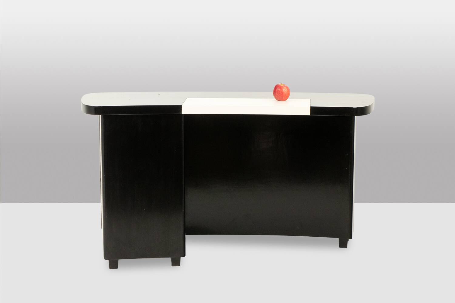 Art Deco kidney-shaped desk, in black lacquered wood. 1930s.
