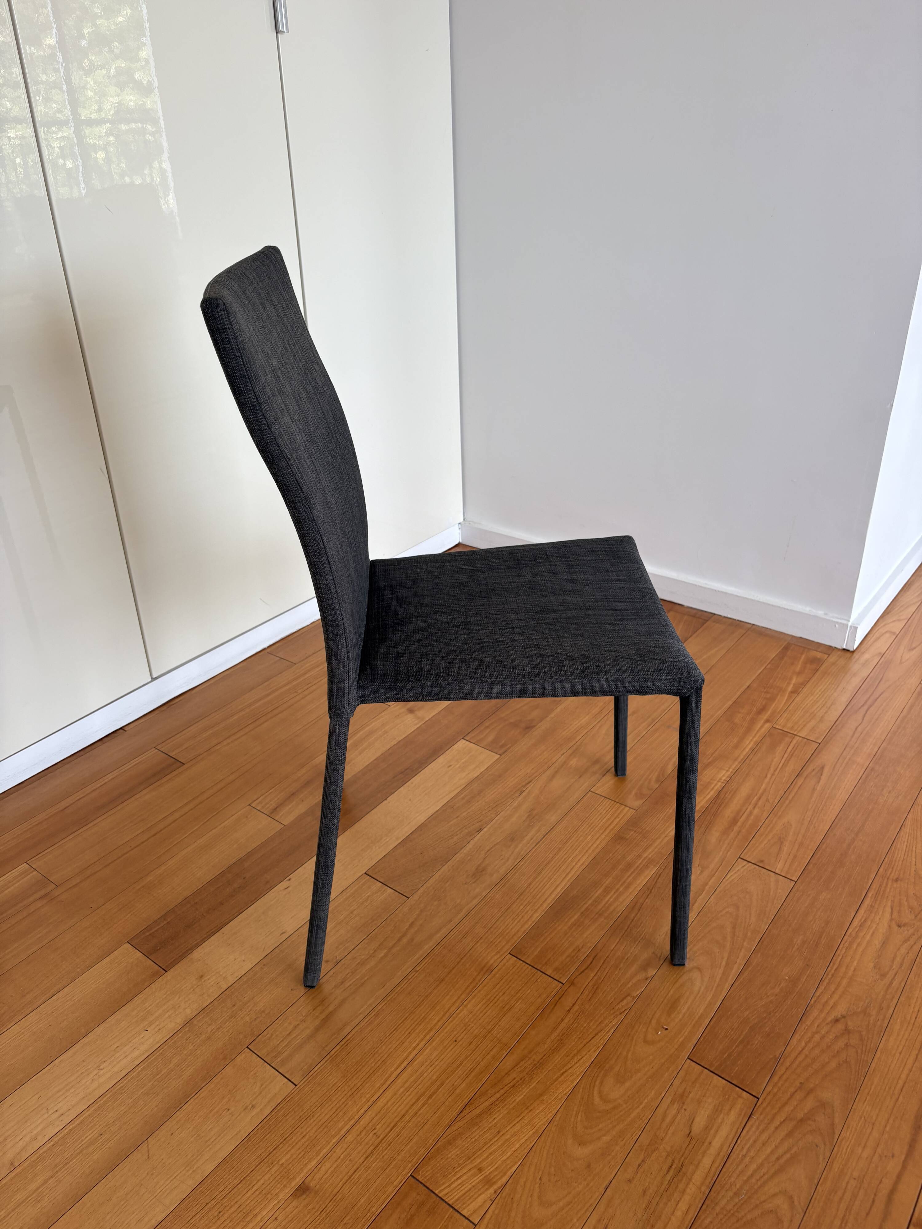 Chaise Slim Ligne Roset TV gris anthracite