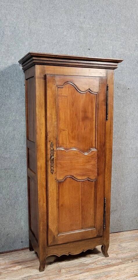 Armoire bonnetiére époque Louis XV en noyer vers 1780-1800
