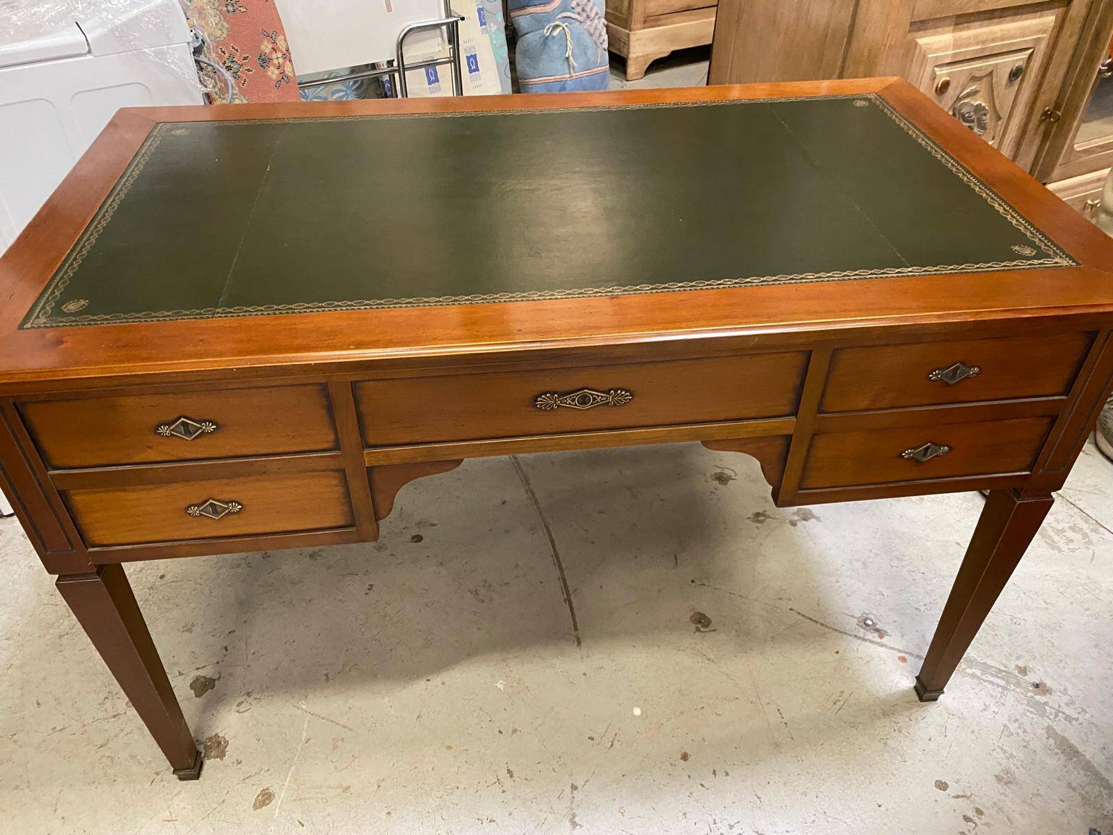 Bureau en bois massif et cuir vert extensible Louis XVI début 20ème
